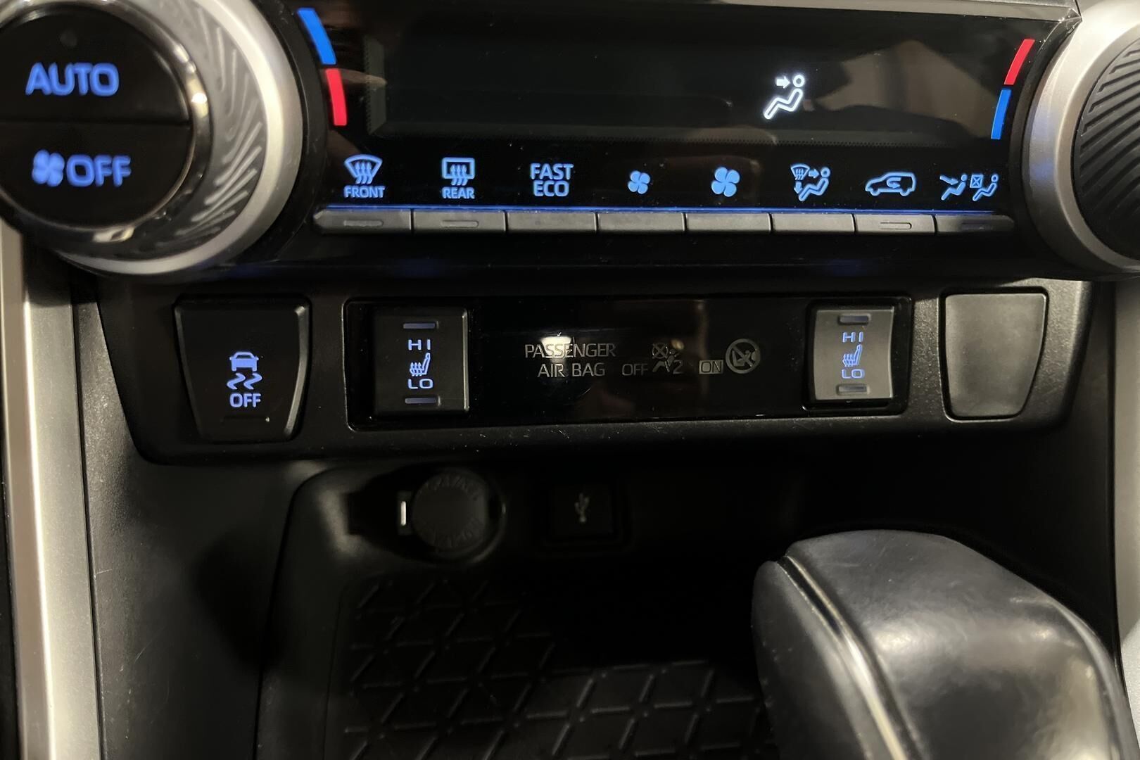 TOYOTA RAV4 iso kuva 14