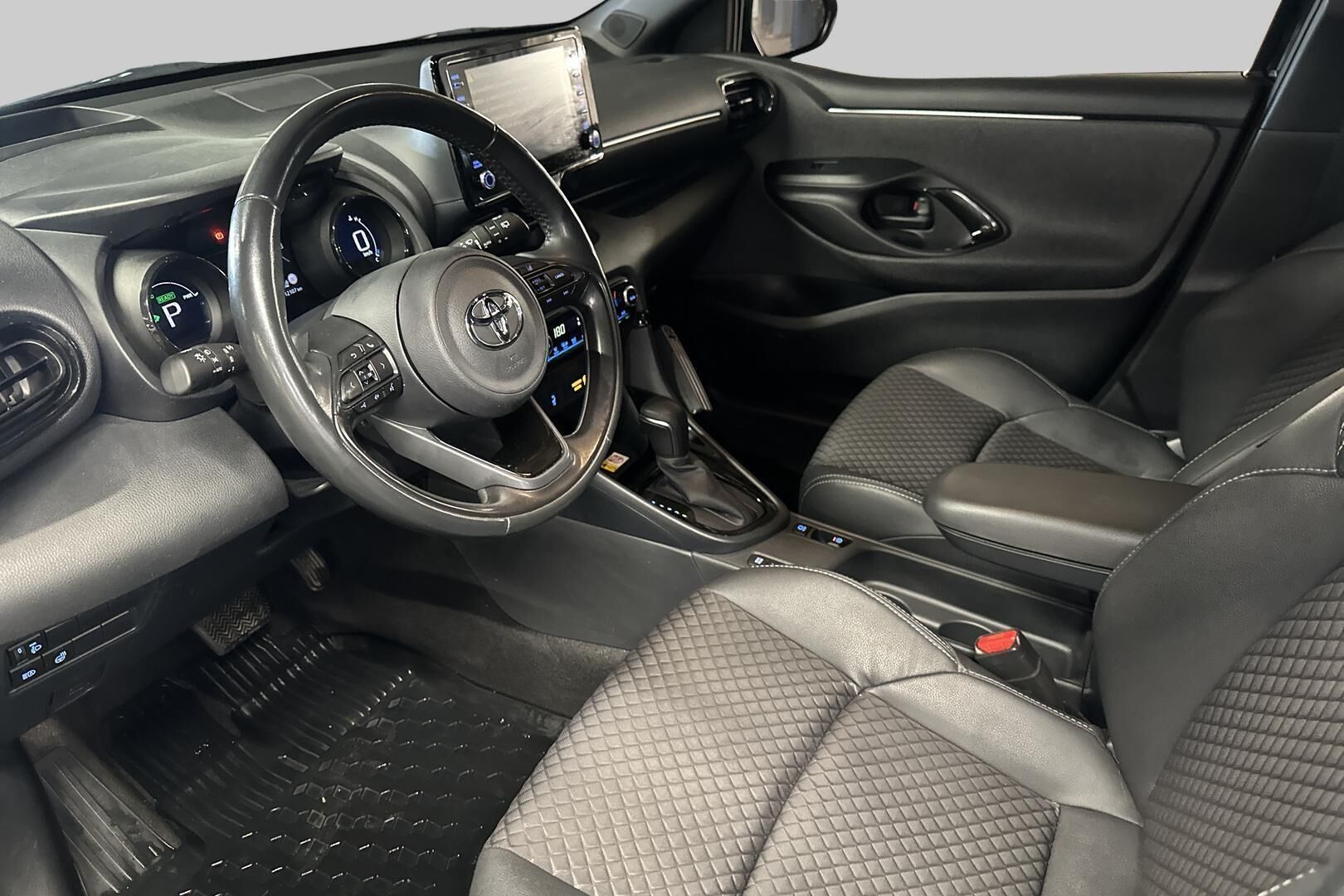Toyota Yaris iso kuva 9
