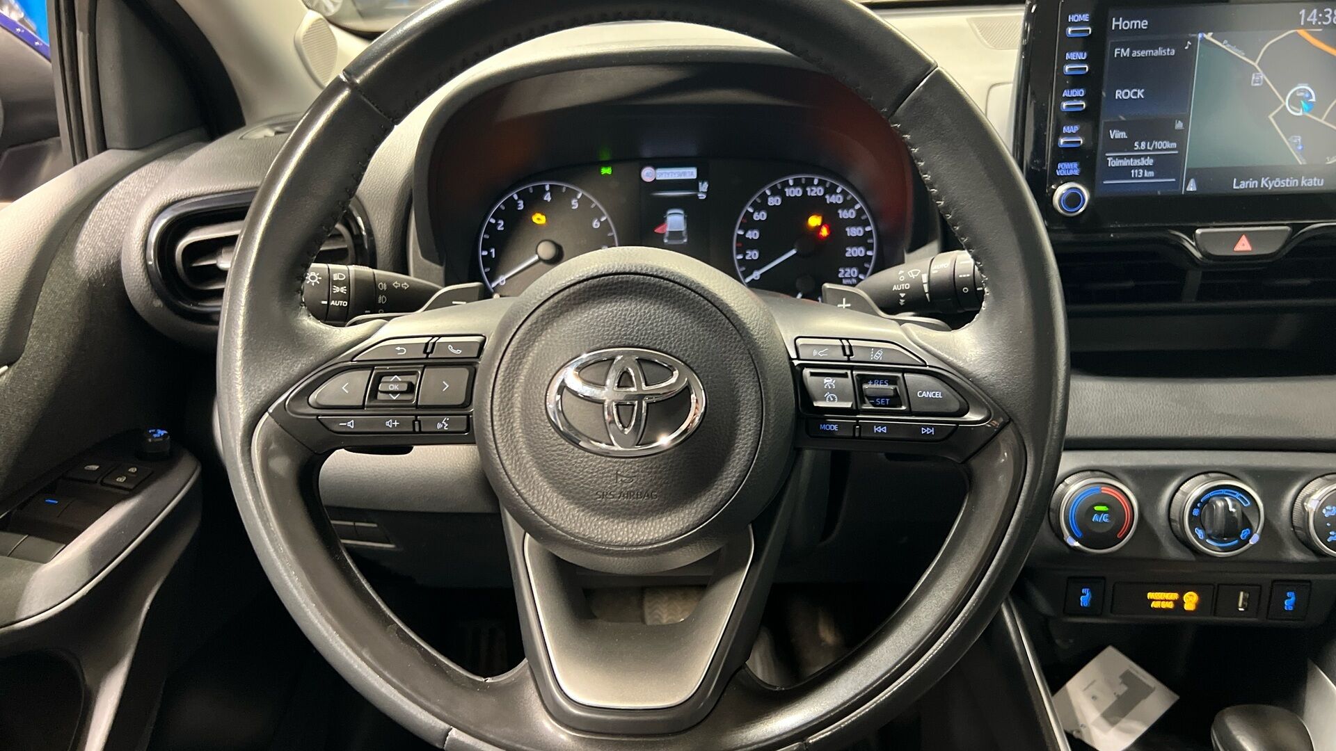 TOYOTA YARIS iso kuva 11