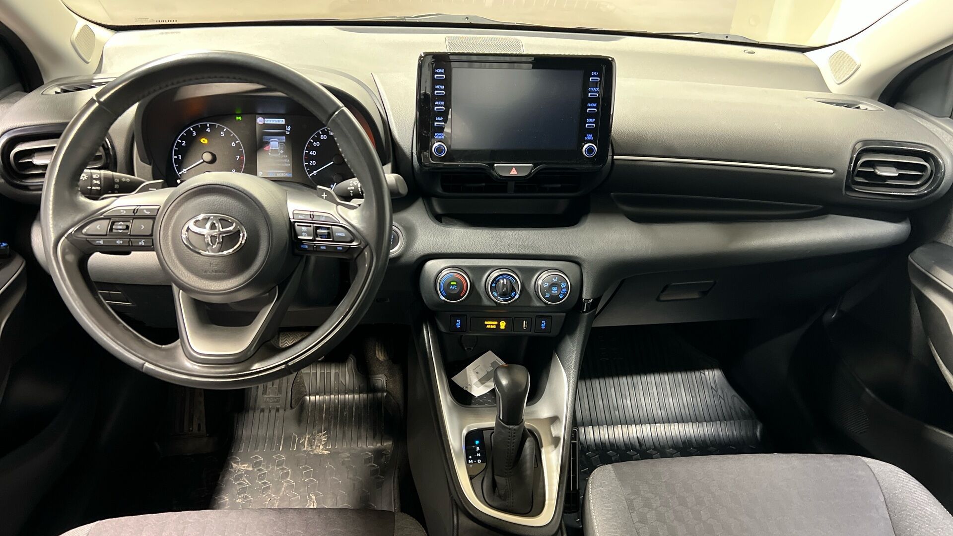 TOYOTA YARIS iso kuva 9