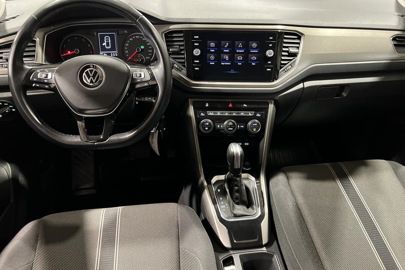 Volkswagen T-Roc iso kuva 11