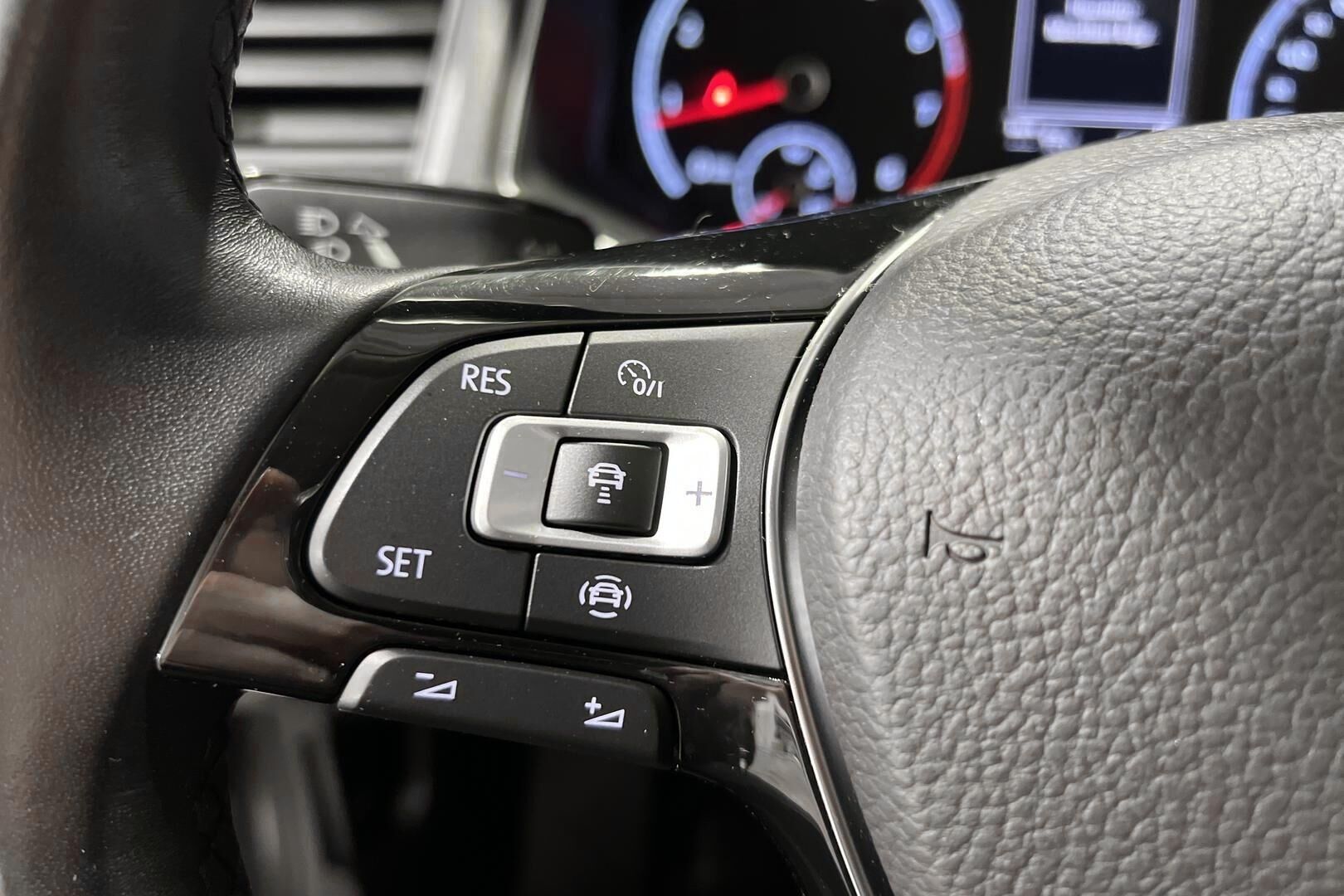 Volkswagen T-Roc iso kuva 13