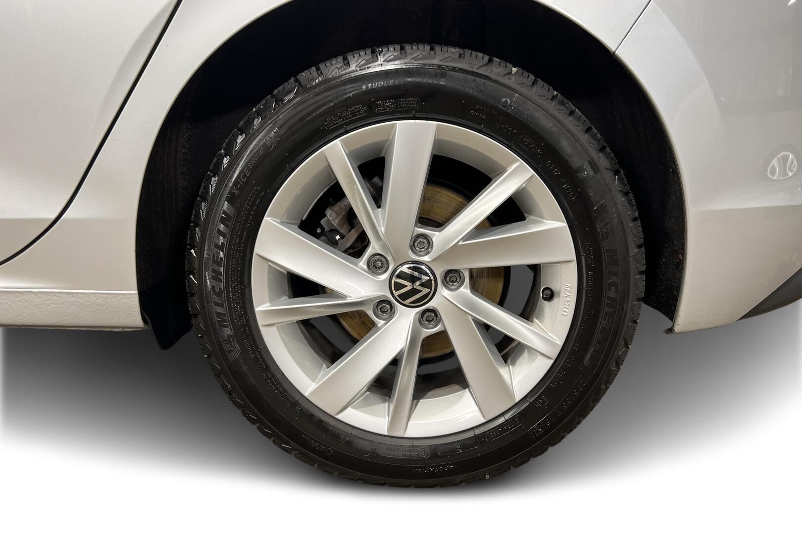 Volkswagen Golf iso kuva 10