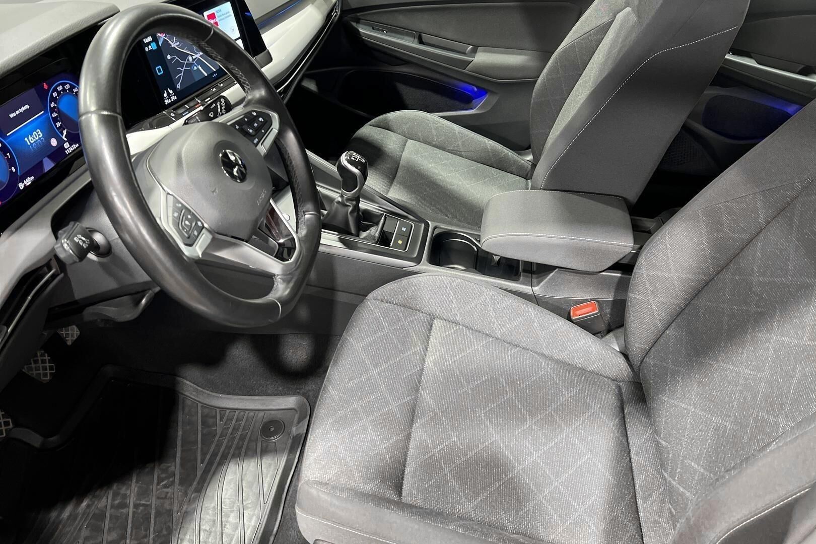 Volkswagen Golf iso kuva 19