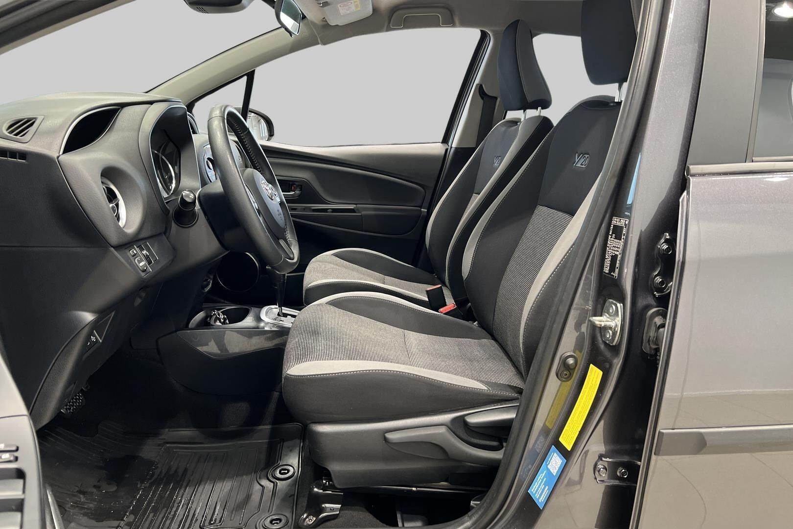 Toyota Yaris iso kuva 9