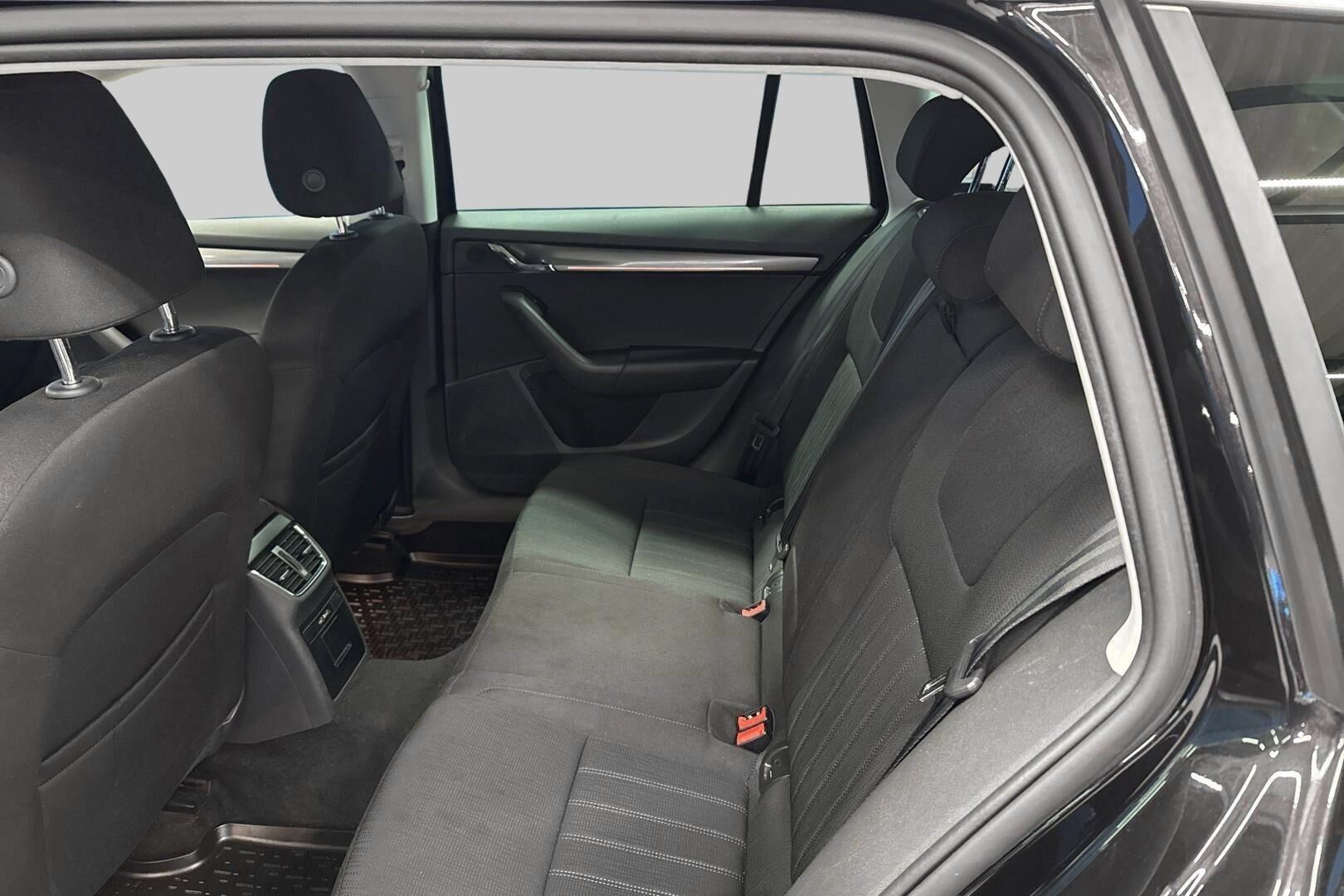 Skoda Octavia iso kuva 10