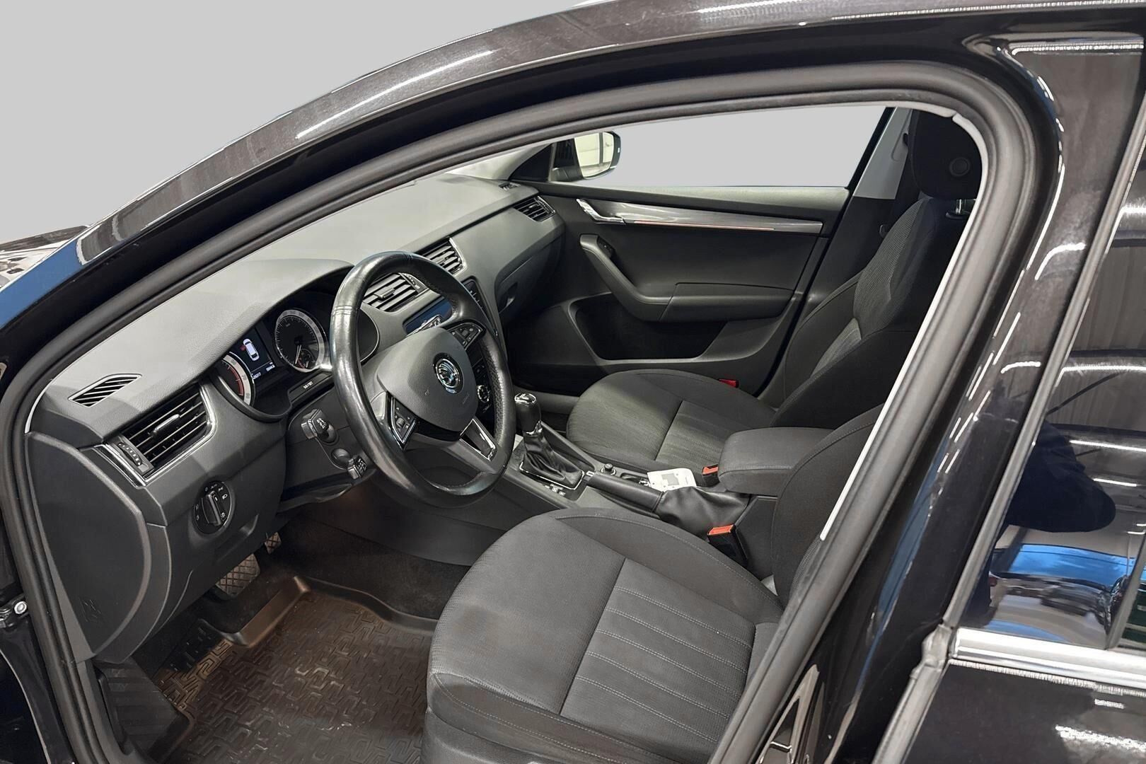 Skoda Octavia iso kuva 9