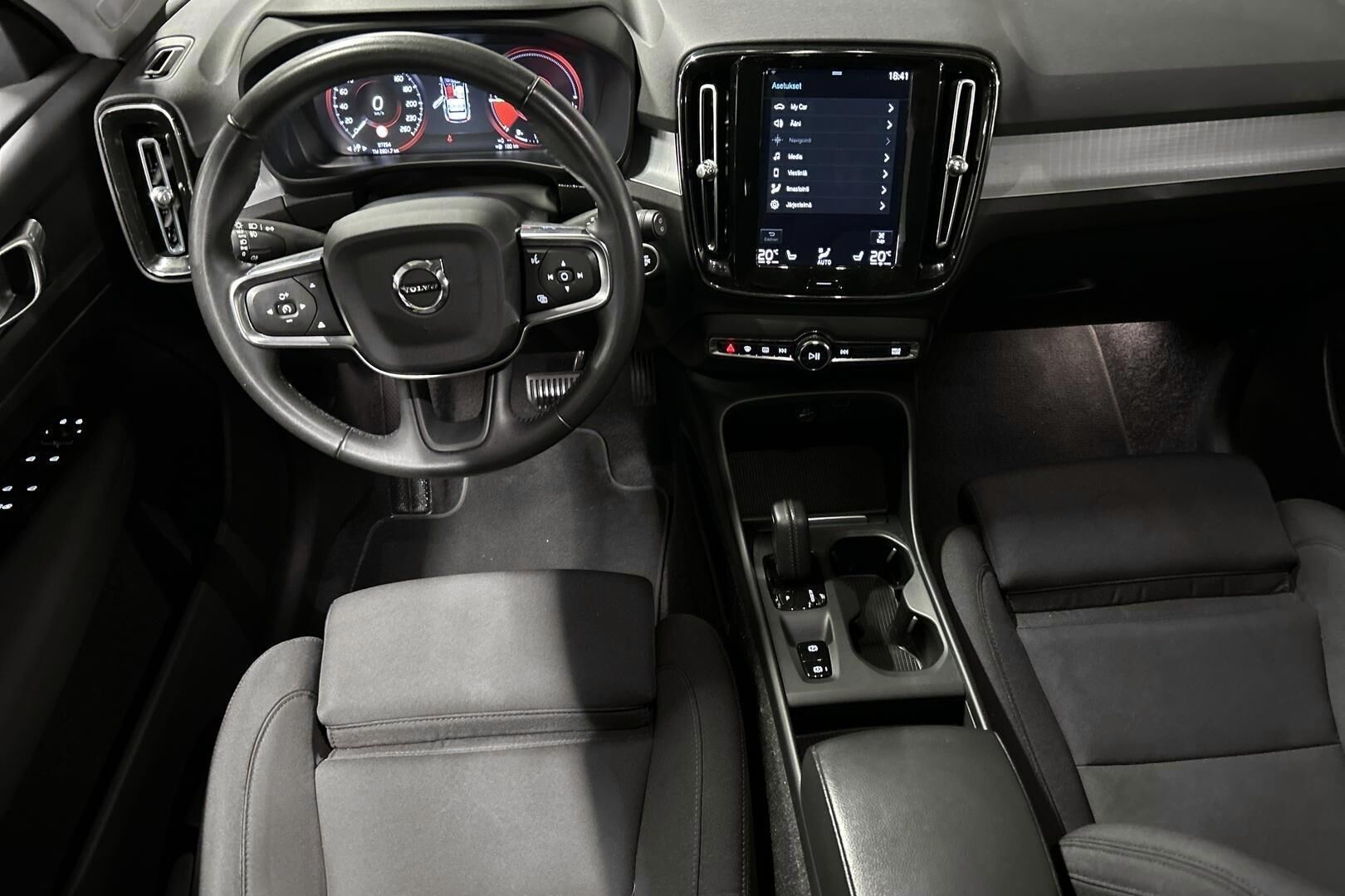 Volvo XC40 iso kuva 11
