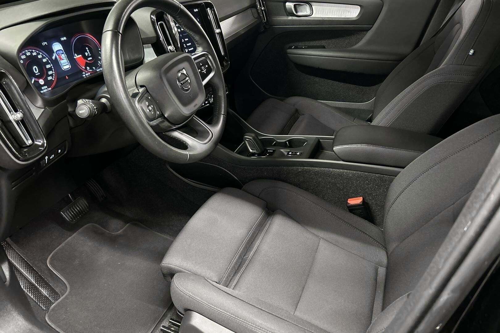 Volvo XC40 iso kuva 9
