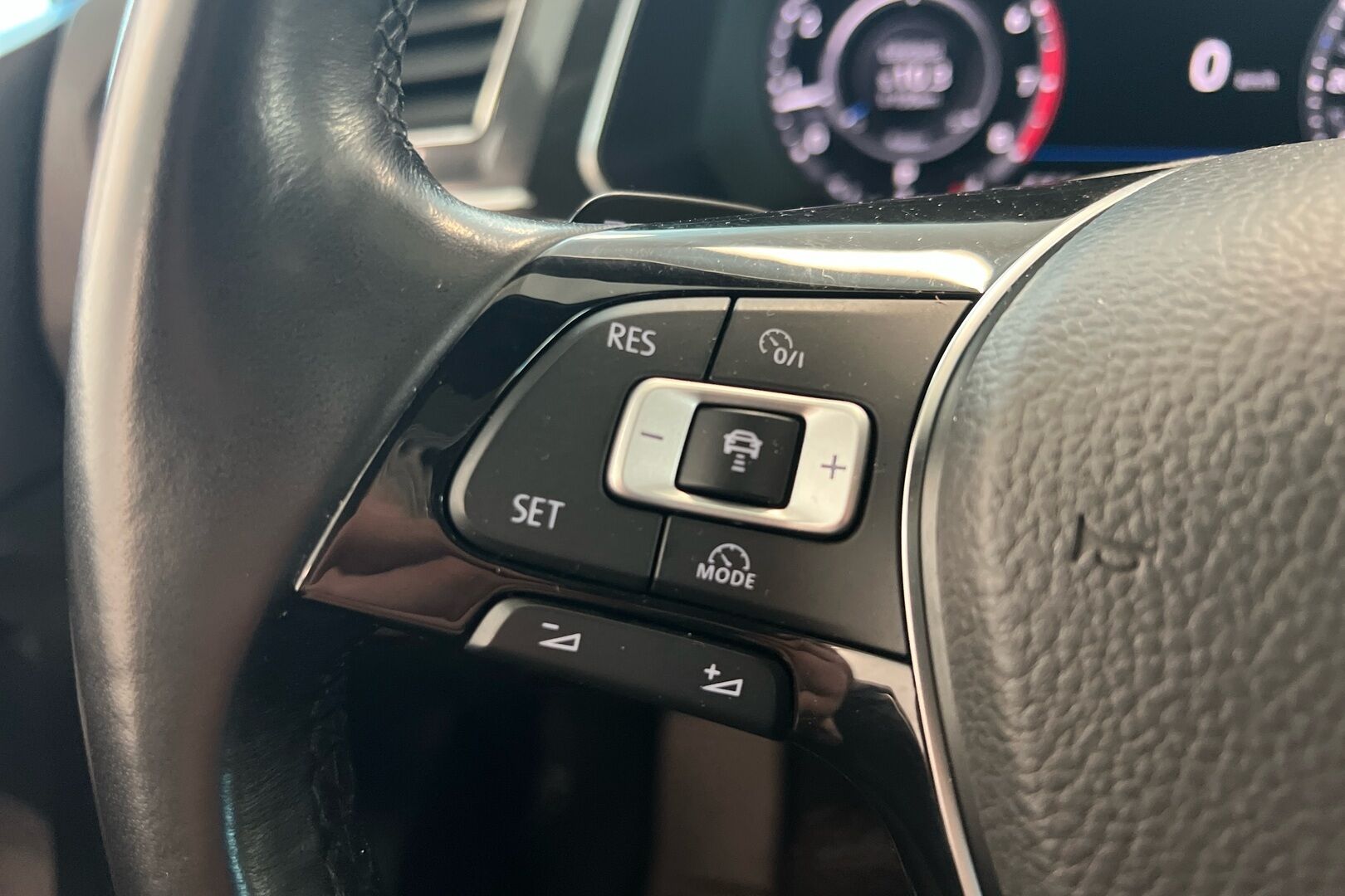Volkswagen Tiguan iso kuva 14
