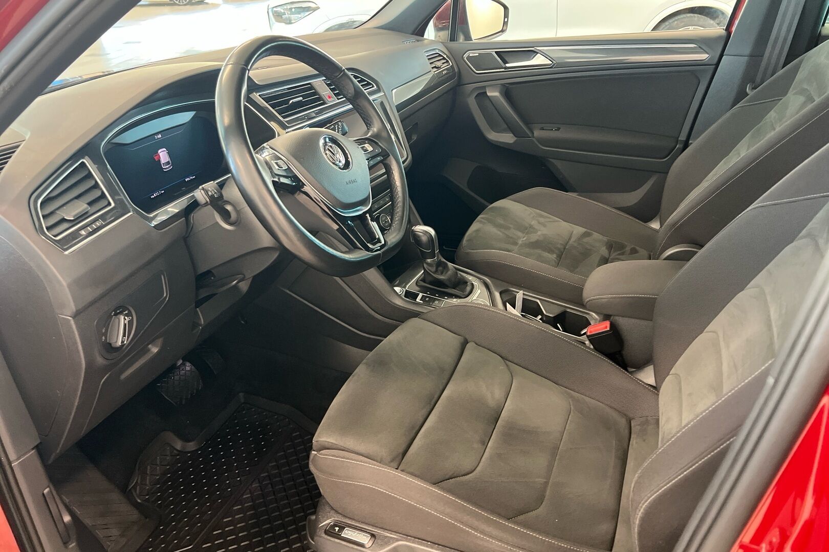 Volkswagen Tiguan iso kuva 6