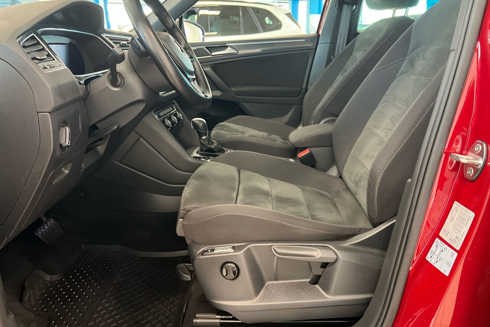 Volkswagen Tiguan iso kuva 7