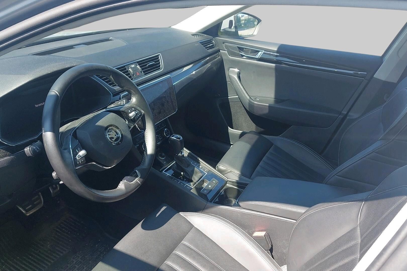Skoda Superb iso kuva 2