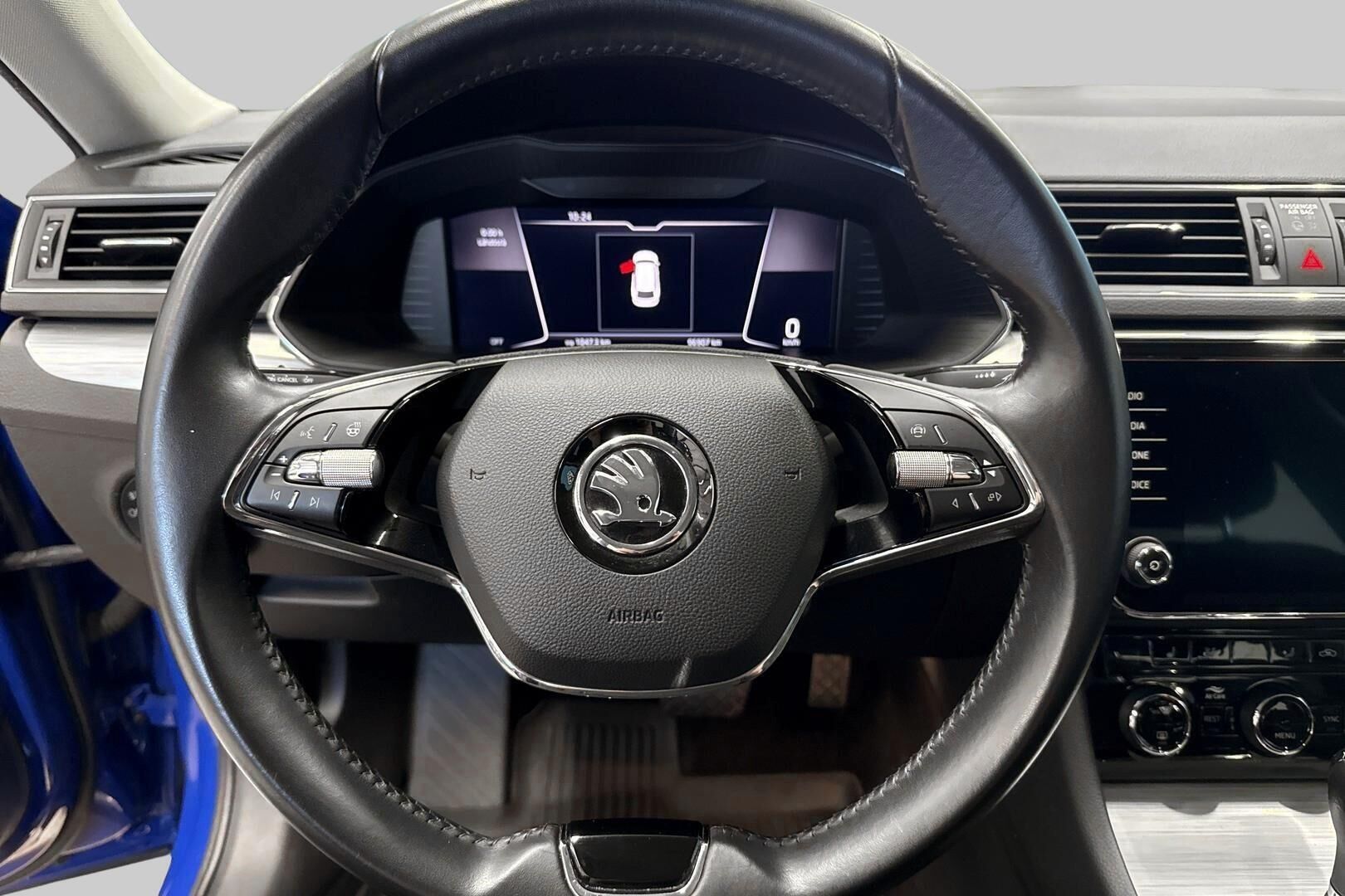 Skoda Superb iso kuva 10