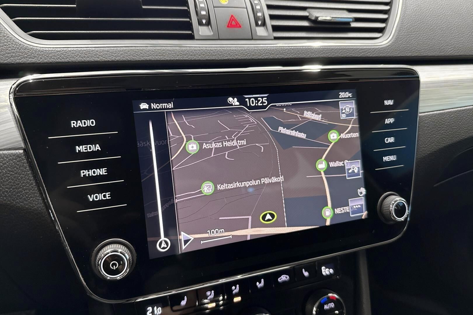 Skoda Superb iso kuva 13