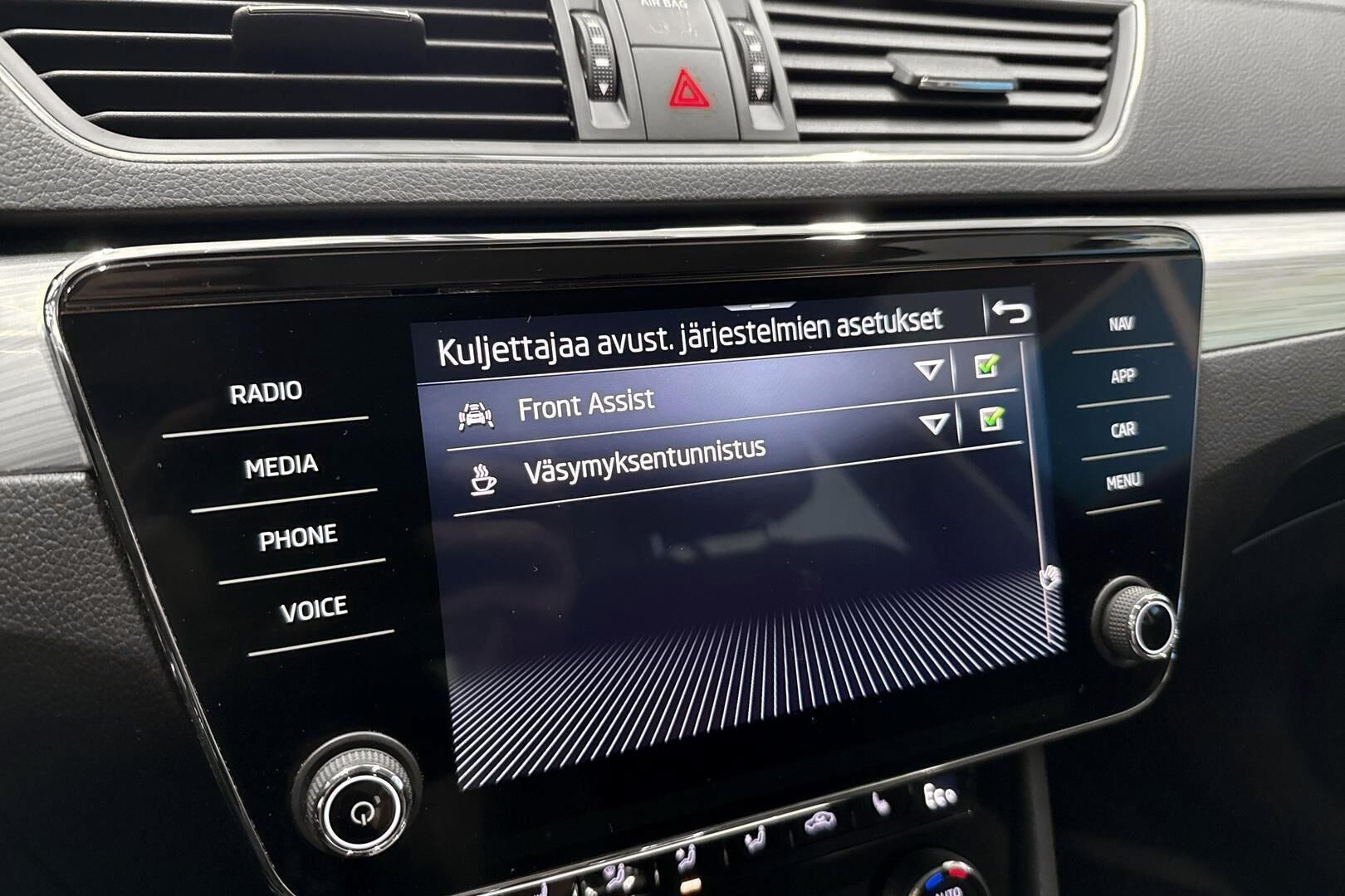Skoda Superb iso kuva 14