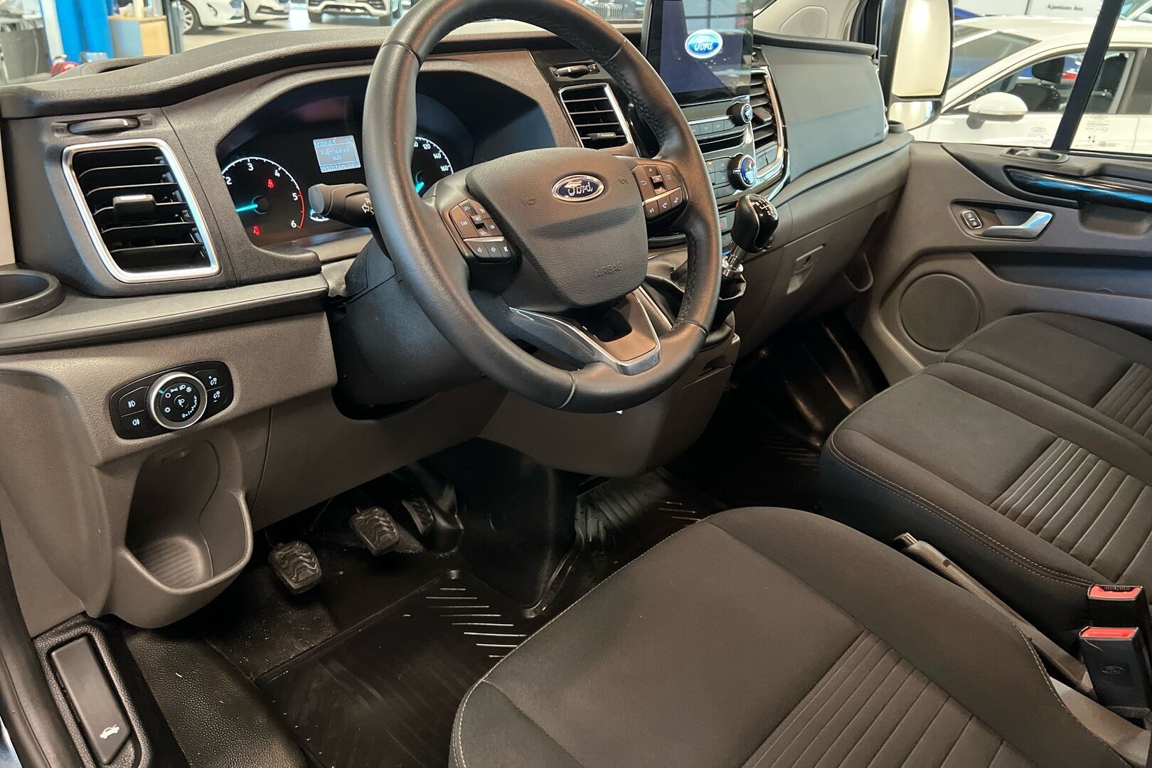 Ford Transit Custom iso kuva 6