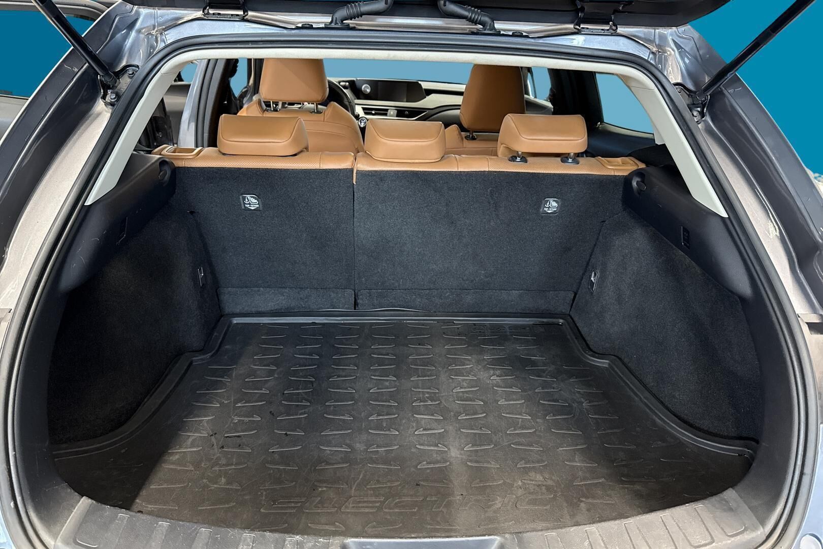 Lexus UX iso kuva 12