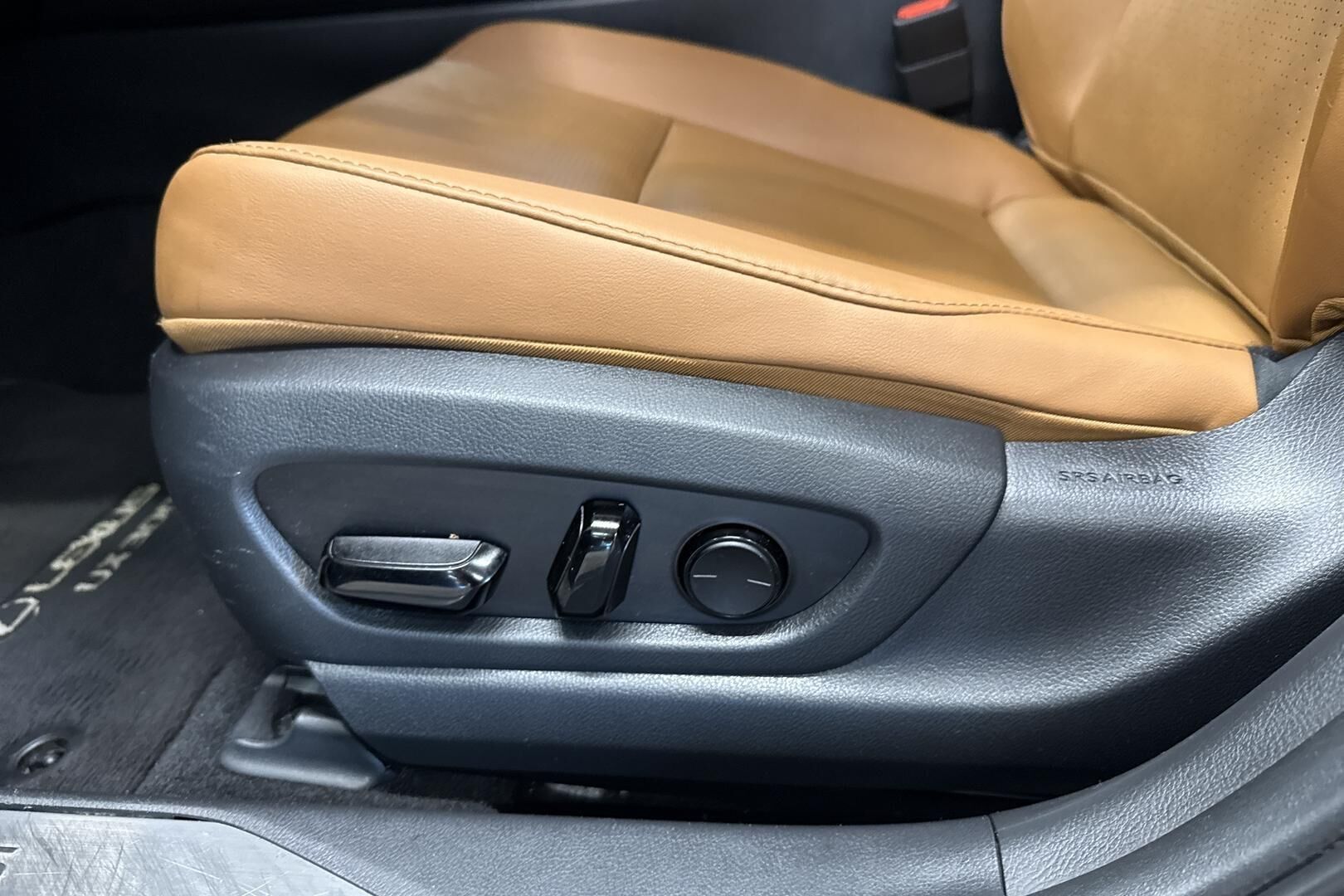 Lexus UX iso kuva 17