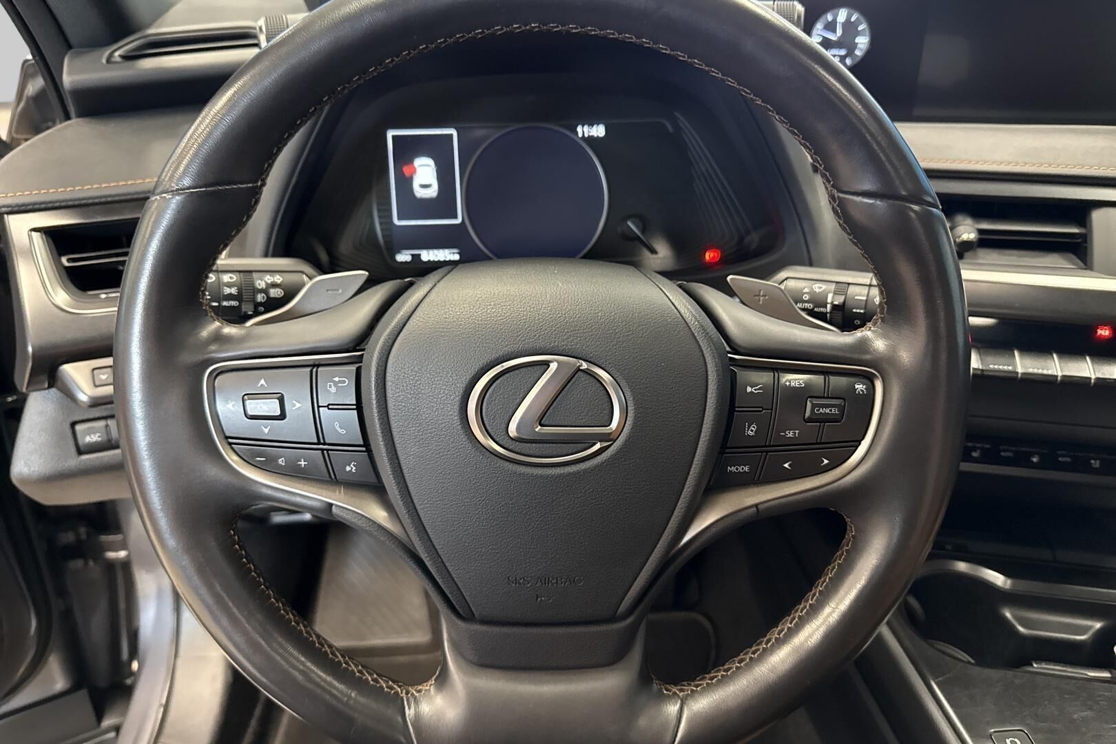 Lexus UX iso kuva 19