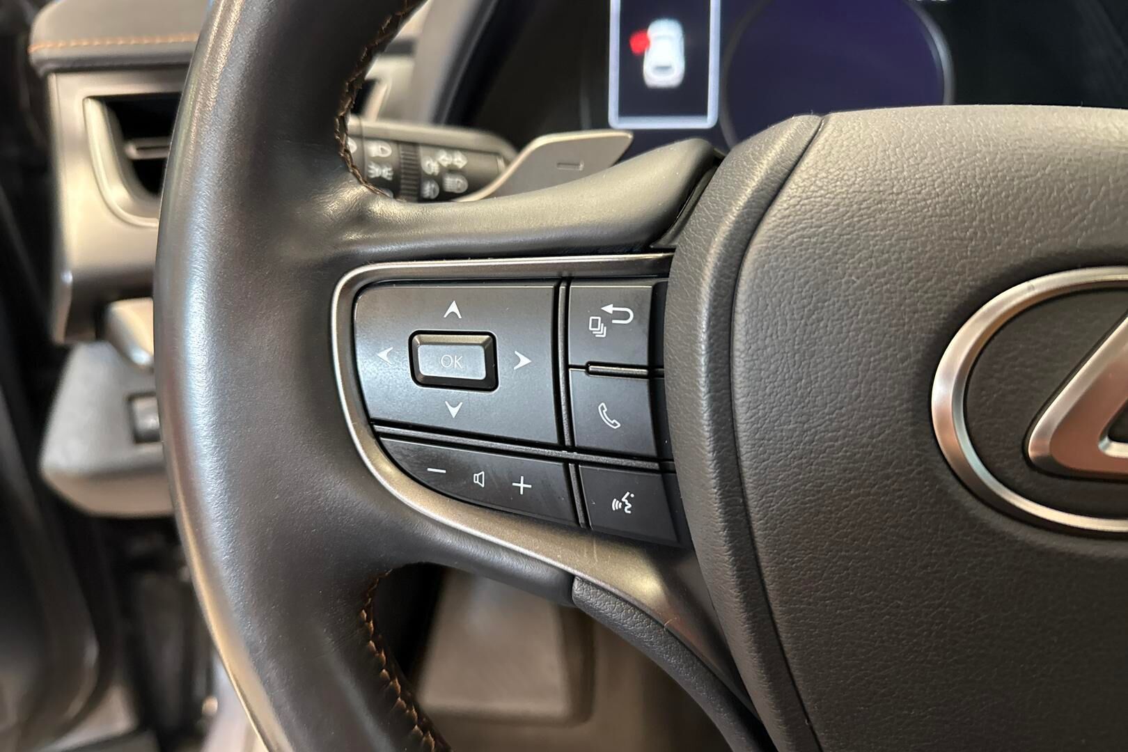 Lexus UX iso kuva 20