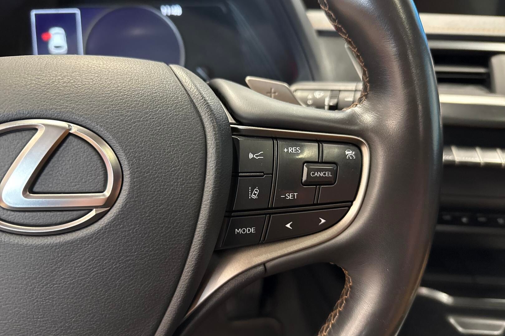 Lexus UX iso kuva 21