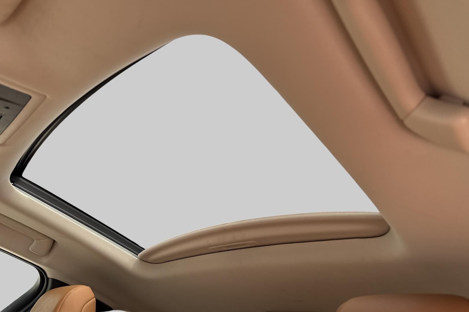 Lexus UX iso kuva 4
