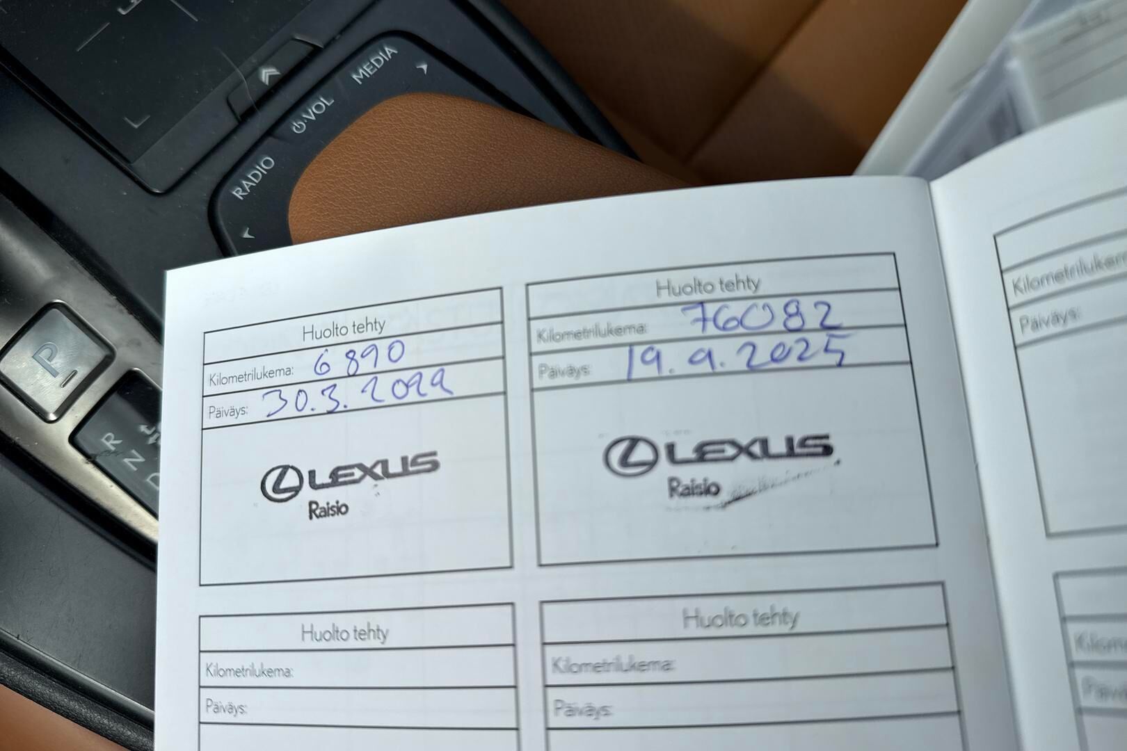 Lexus UX iso kuva 5