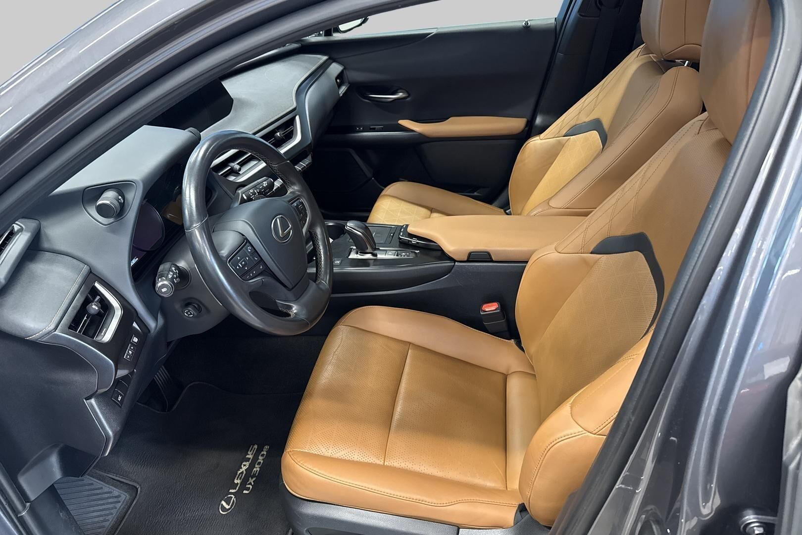 Lexus UX iso kuva 9