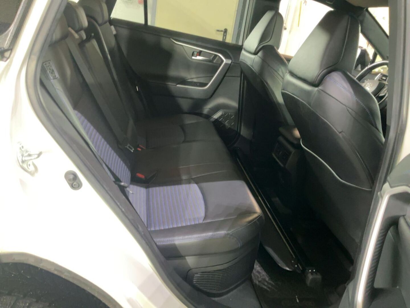 TOYOTA RAV4 iso kuva 4