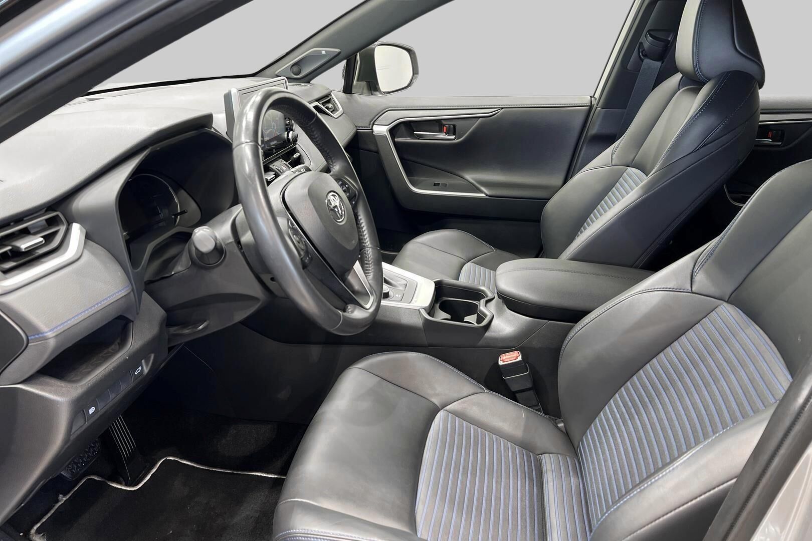 TOYOTA RAV4 iso kuva 3