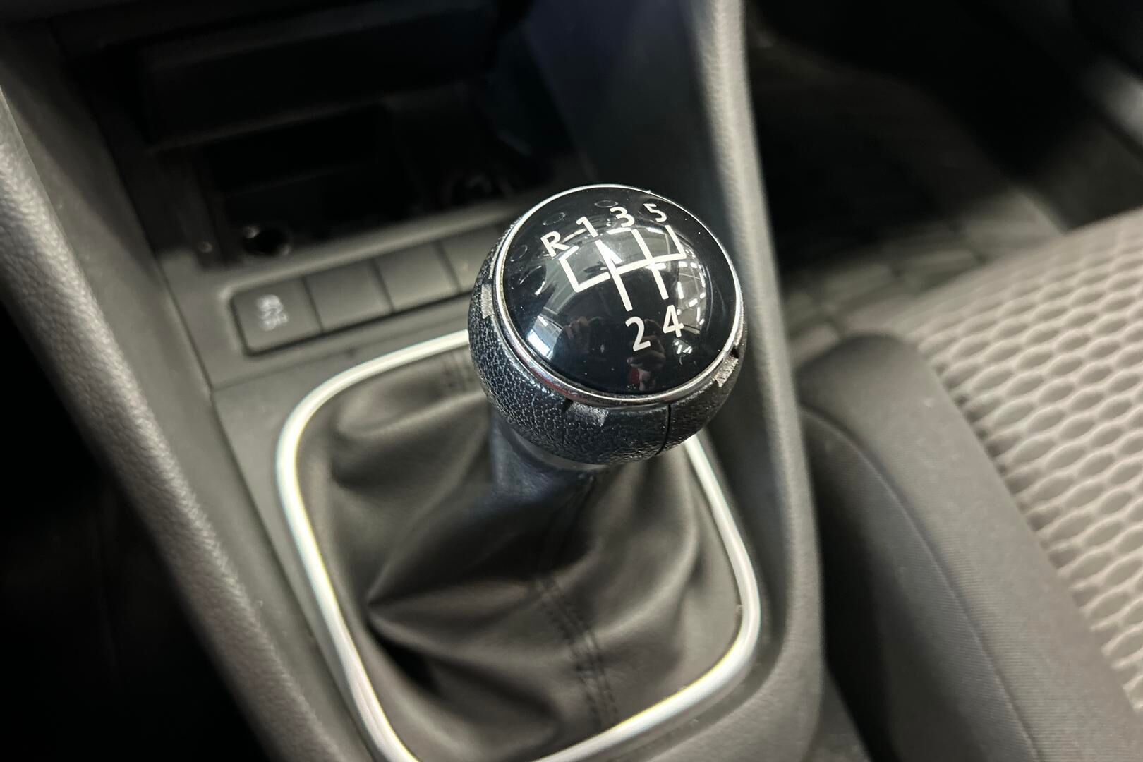 Volkswagen Golf iso kuva 19