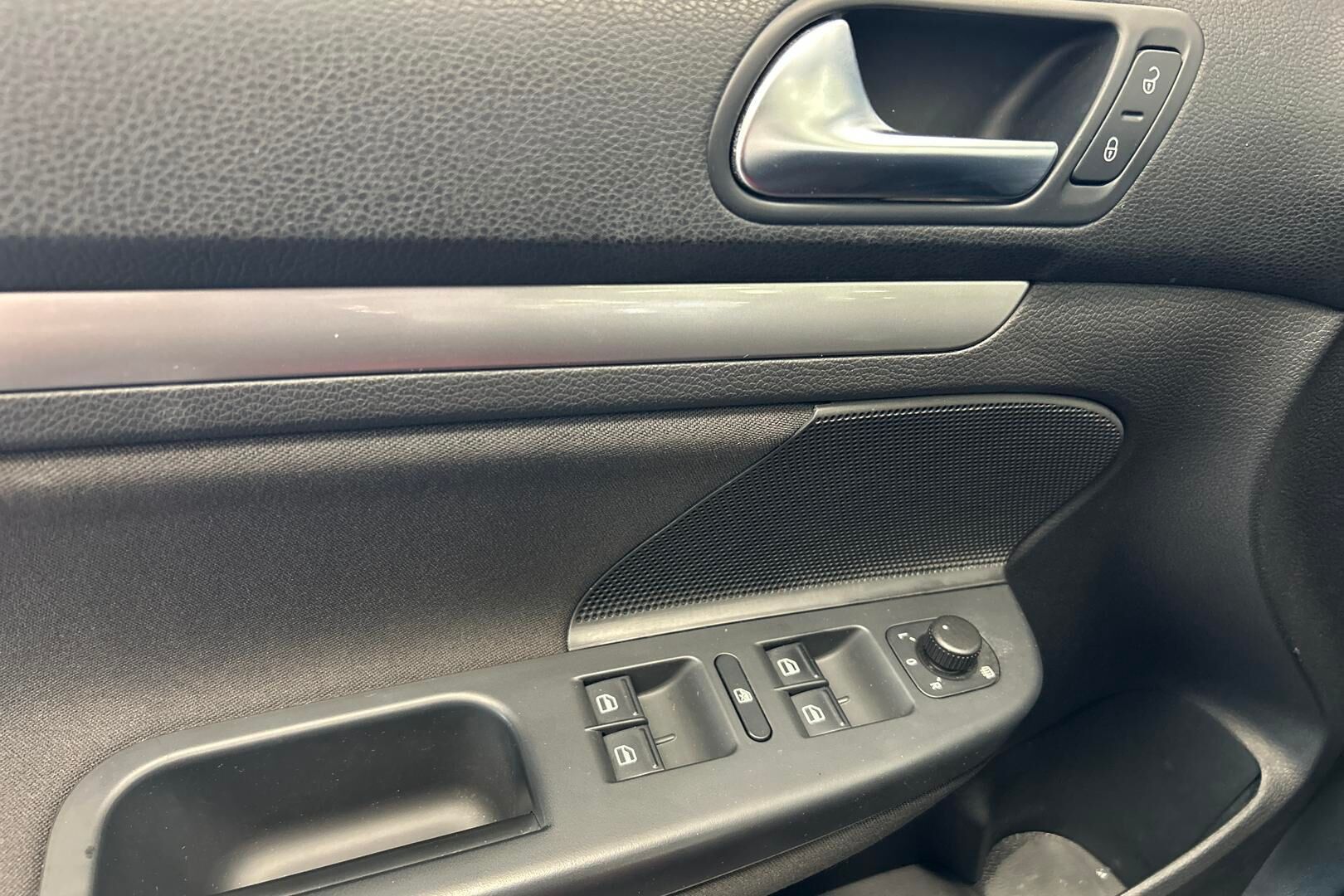 Volkswagen Golf iso kuva 24