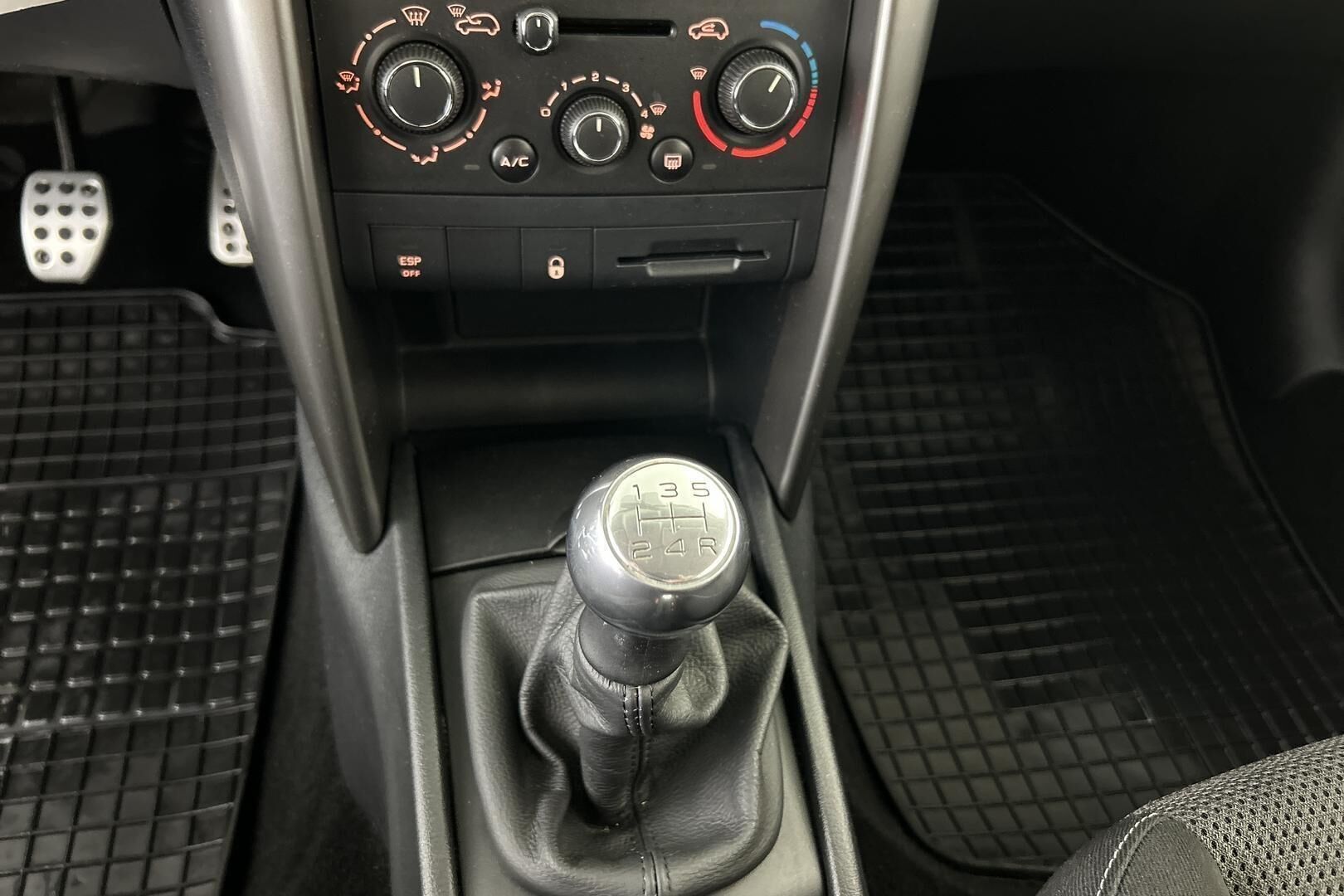 Peugeot 207 iso kuva 13