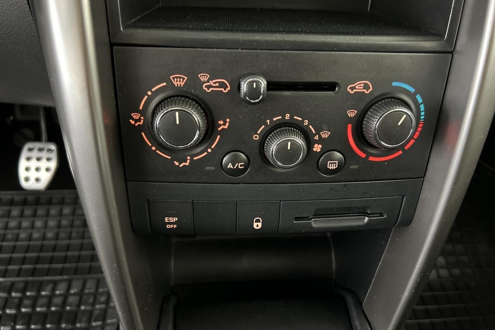 Peugeot 207 iso kuva 16