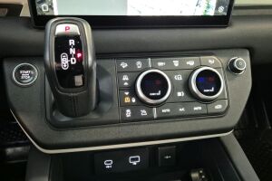 Land Rover Defender esikatselu 16