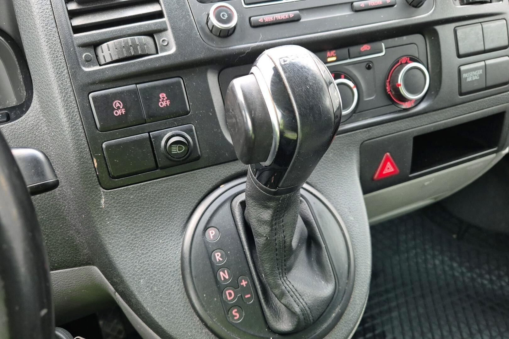 Volkswagen Transporter iso kuva 17