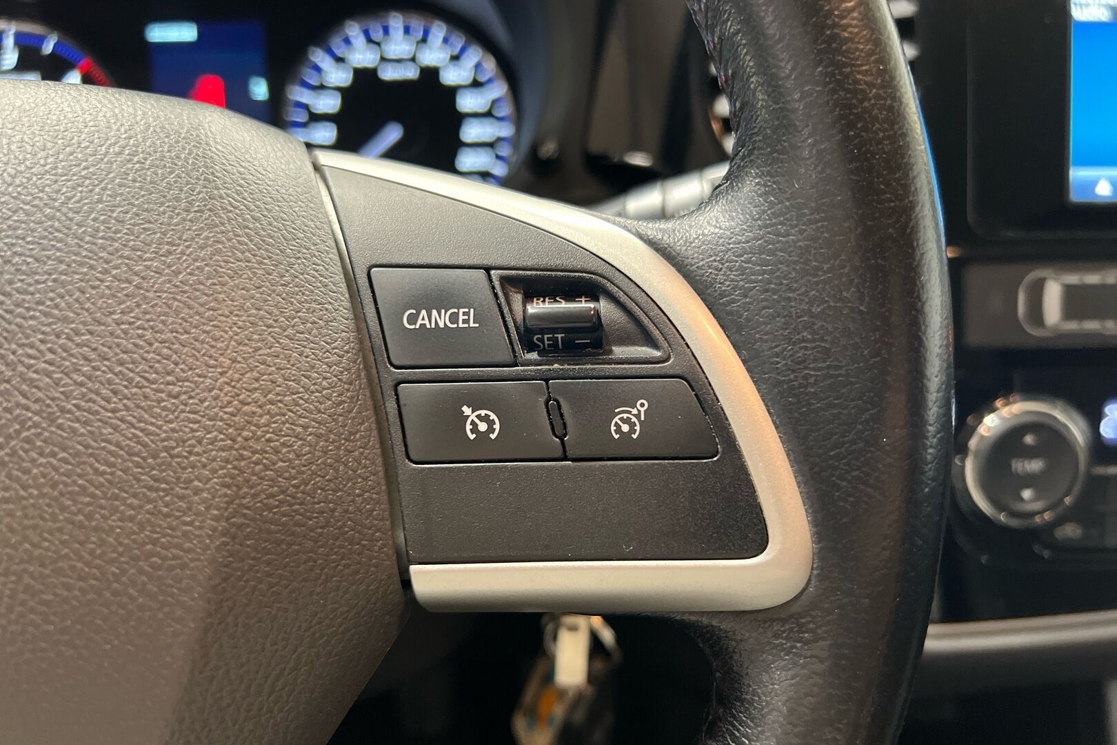 Mitsubishi Outlander iso kuva 14