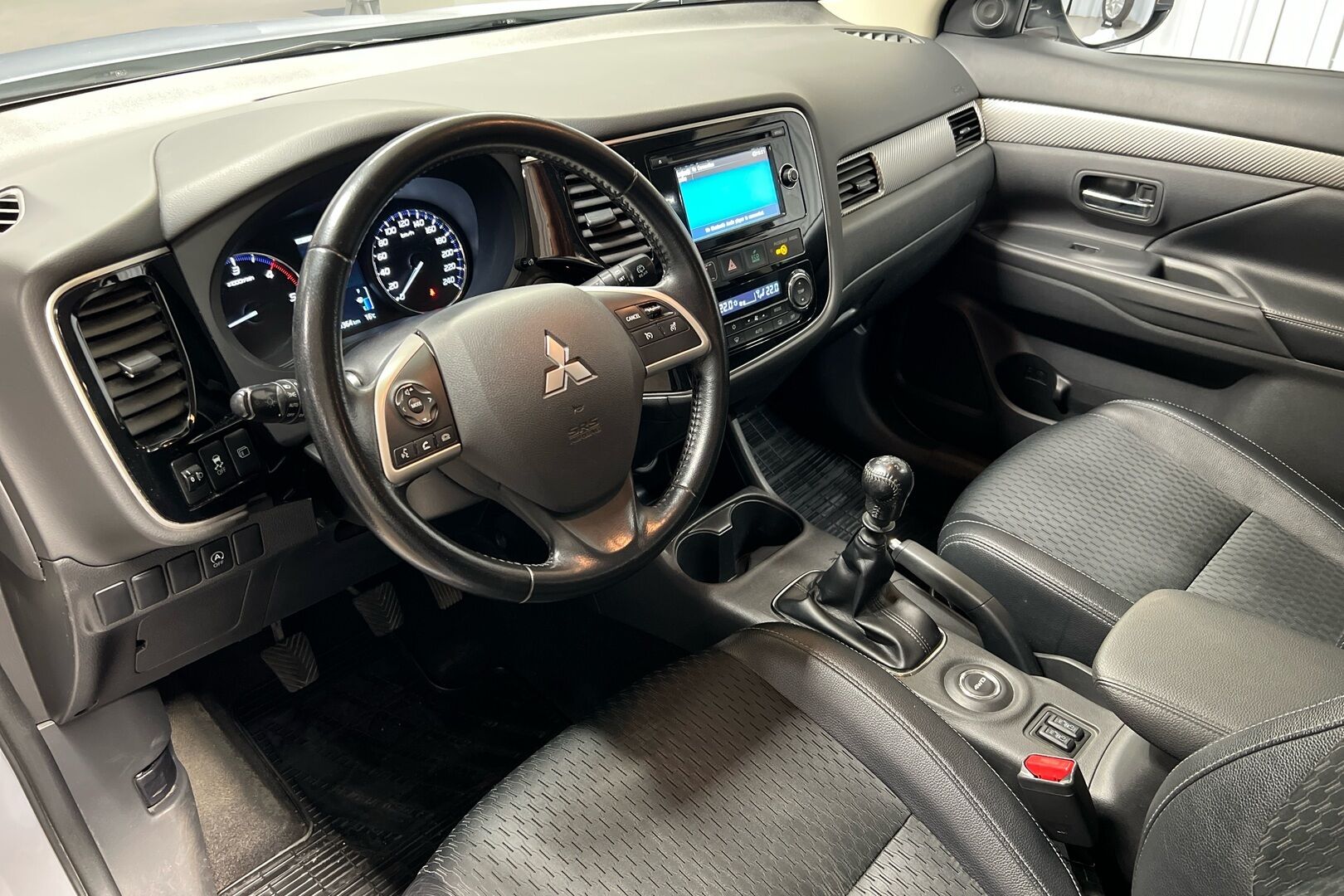 Mitsubishi Outlander iso kuva 7