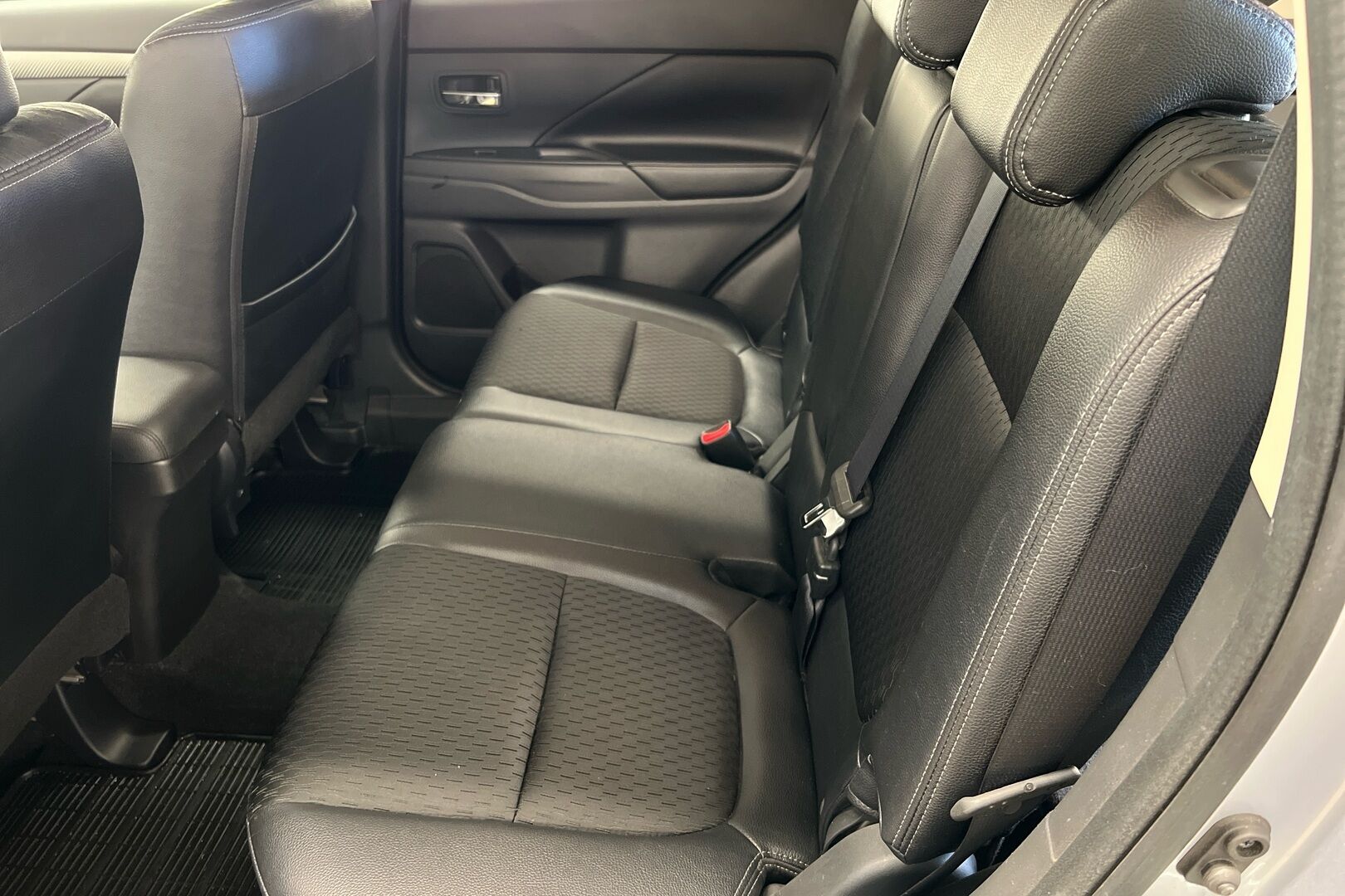 Mitsubishi Outlander iso kuva 9