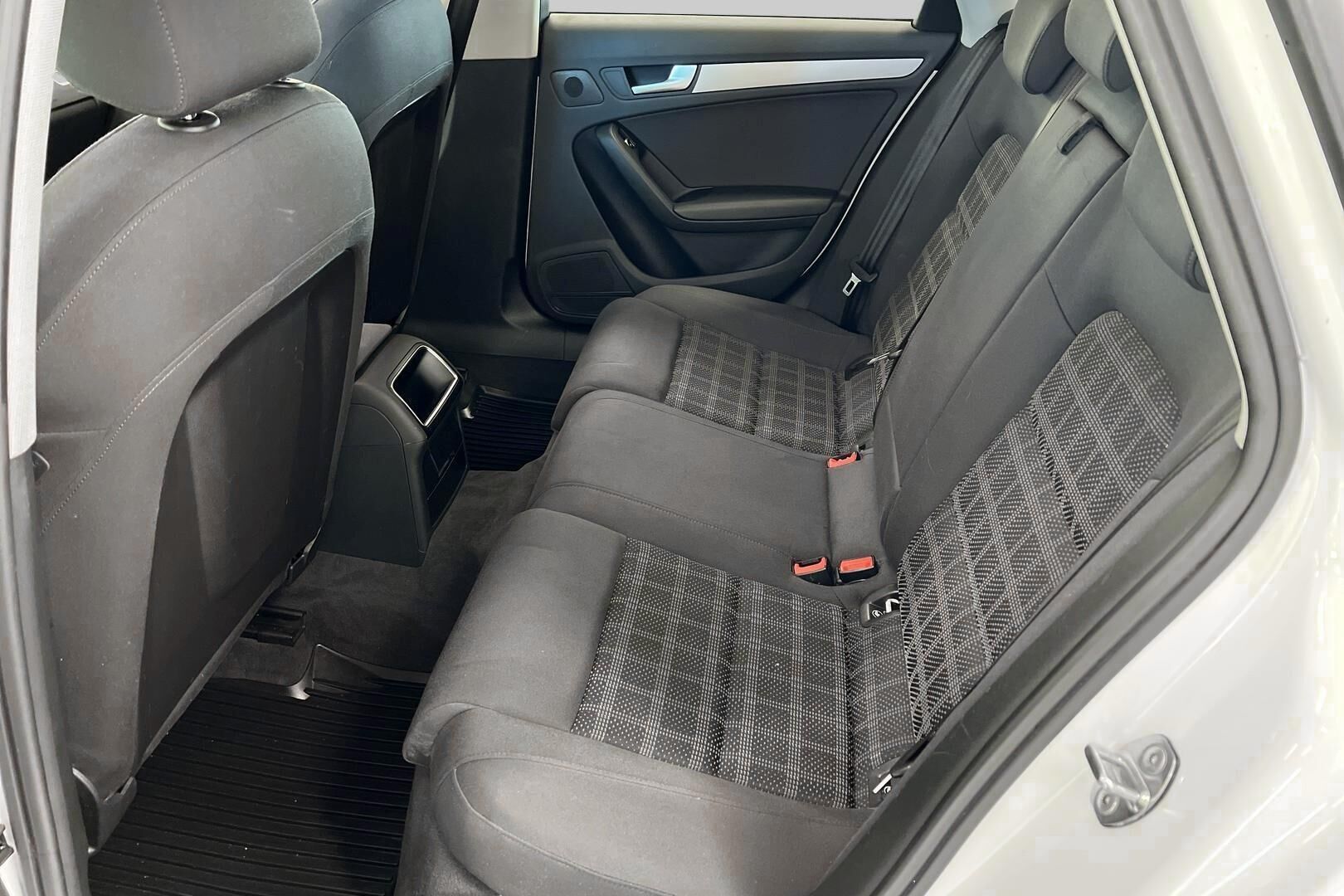 Audi A4 iso kuva 10