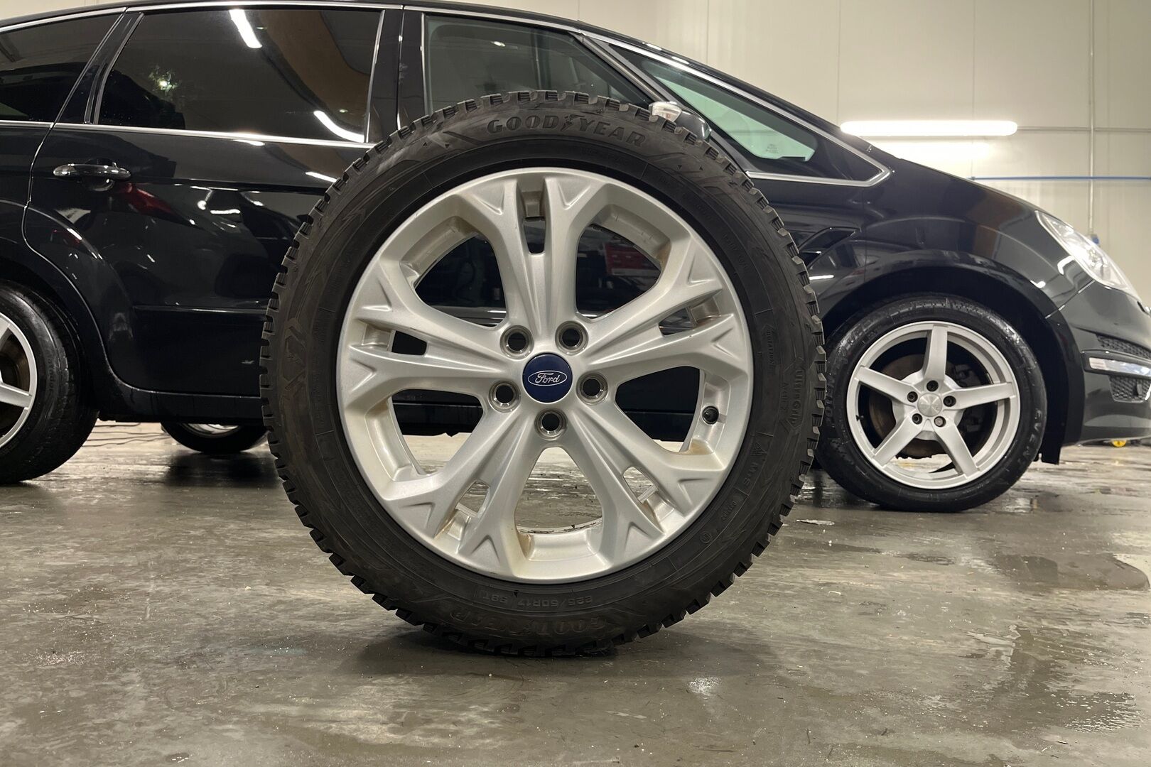 Ford S-Max iso kuva 11