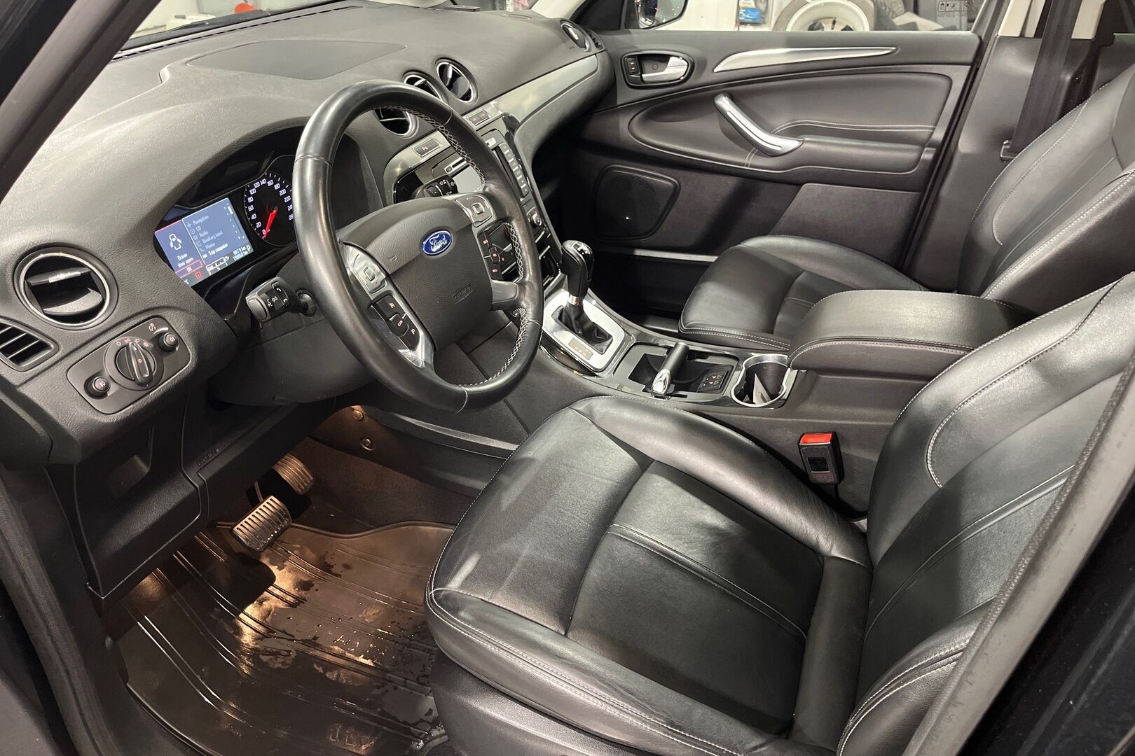 Ford S-Max iso kuva 6