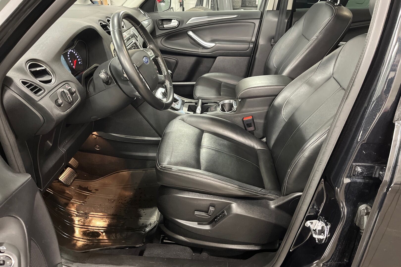 Ford S-Max iso kuva 7