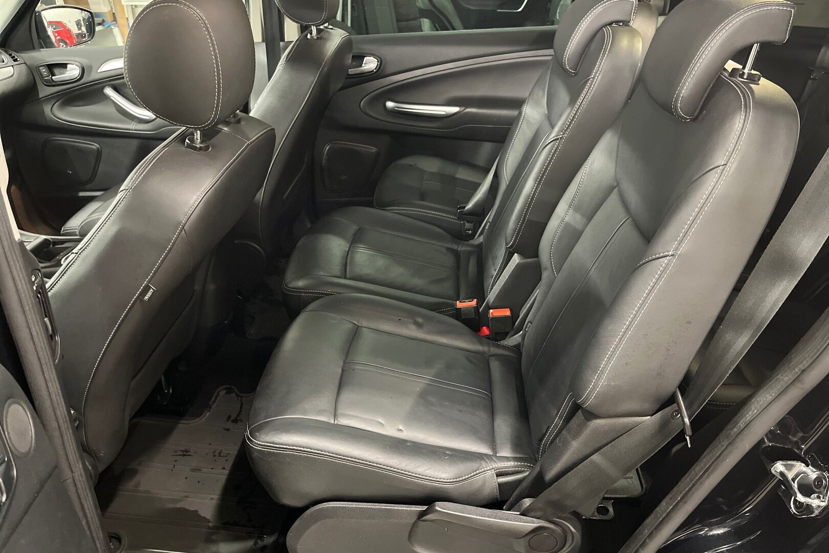 Ford S-Max iso kuva 8