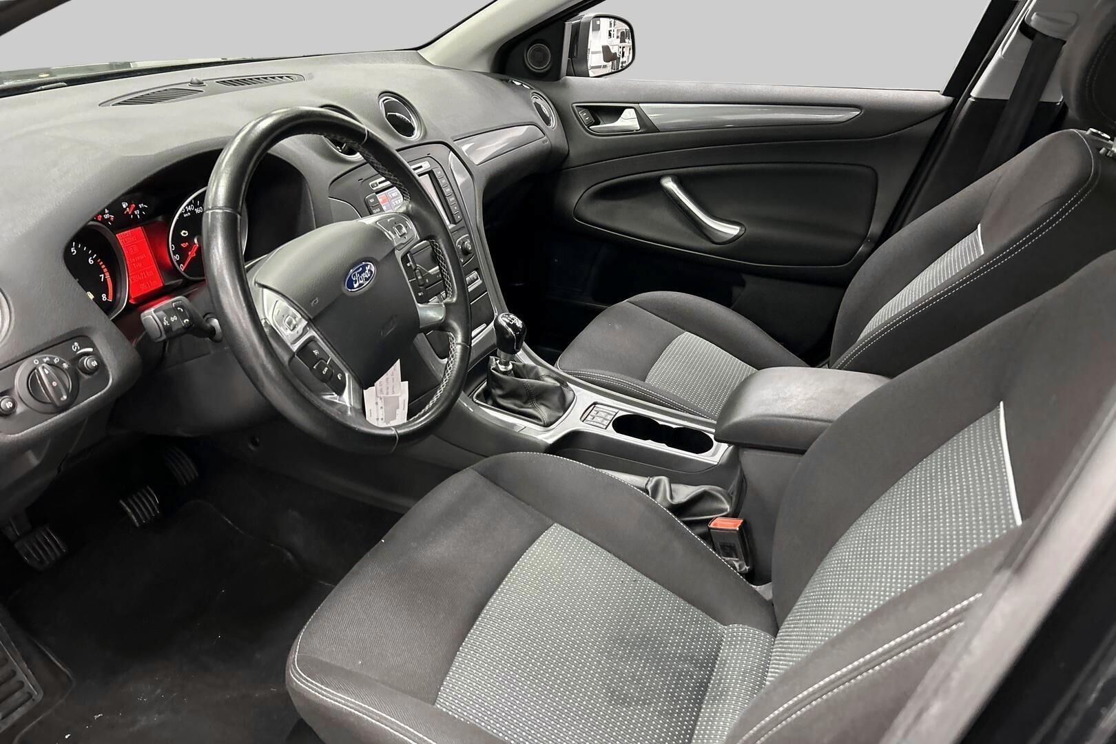 Ford Mondeo iso kuva 8