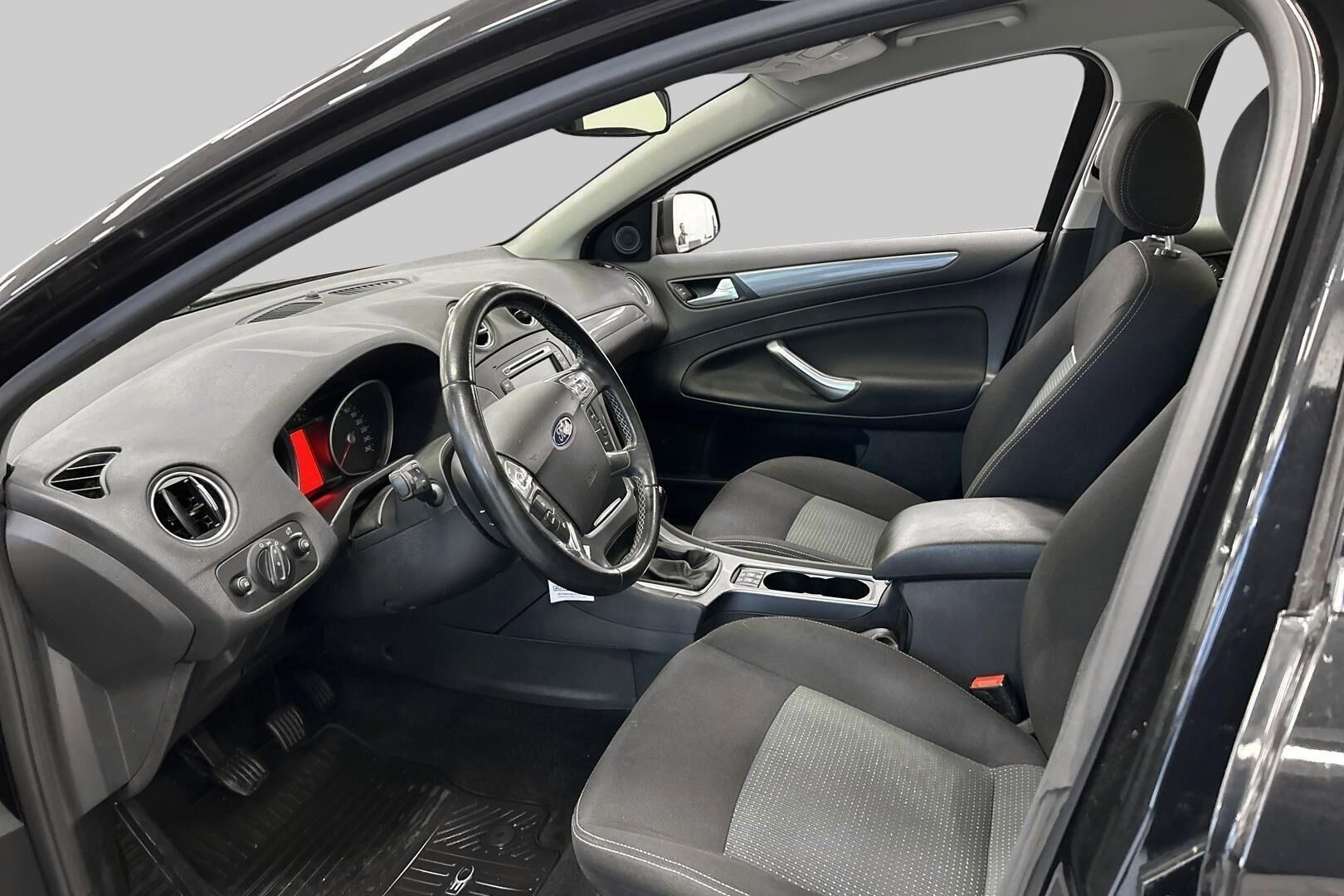 Ford Mondeo iso kuva 8