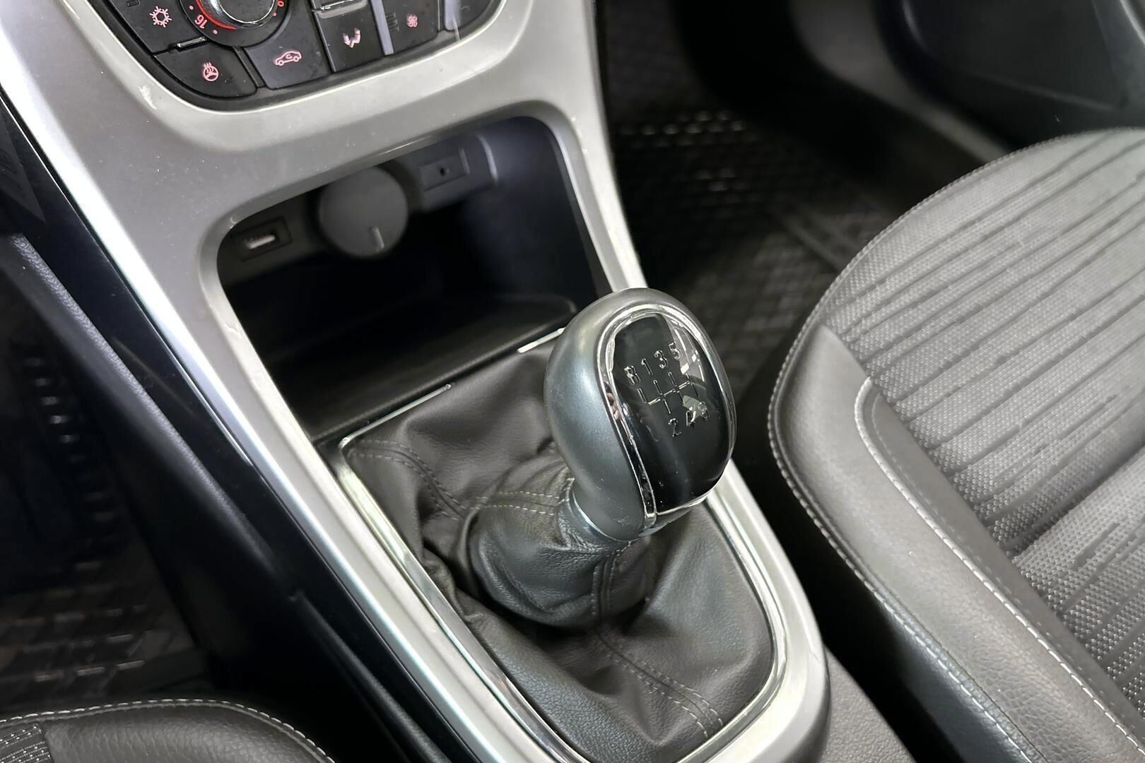 Opel Astra iso kuva 17