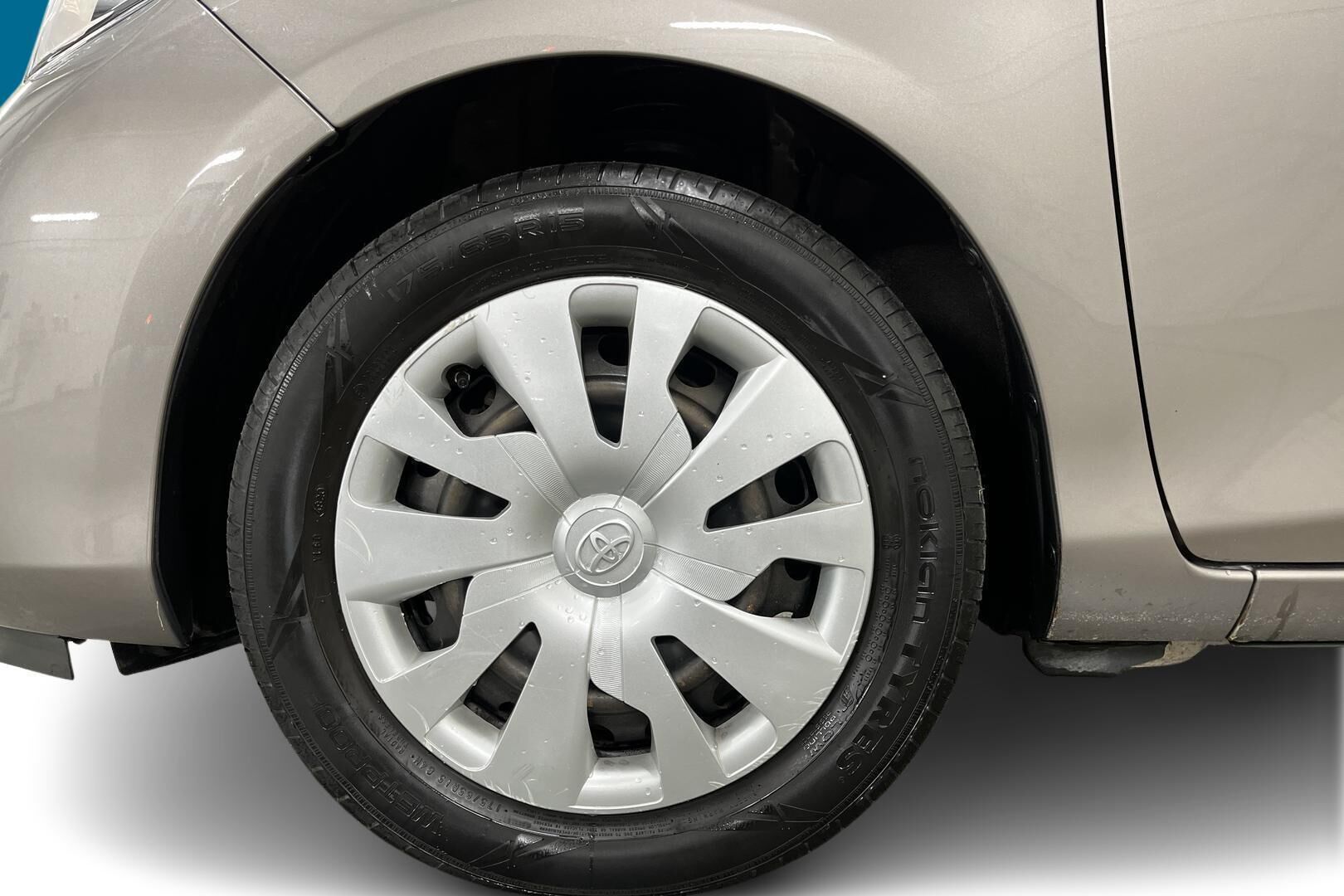 Toyota Yaris iso kuva 13
