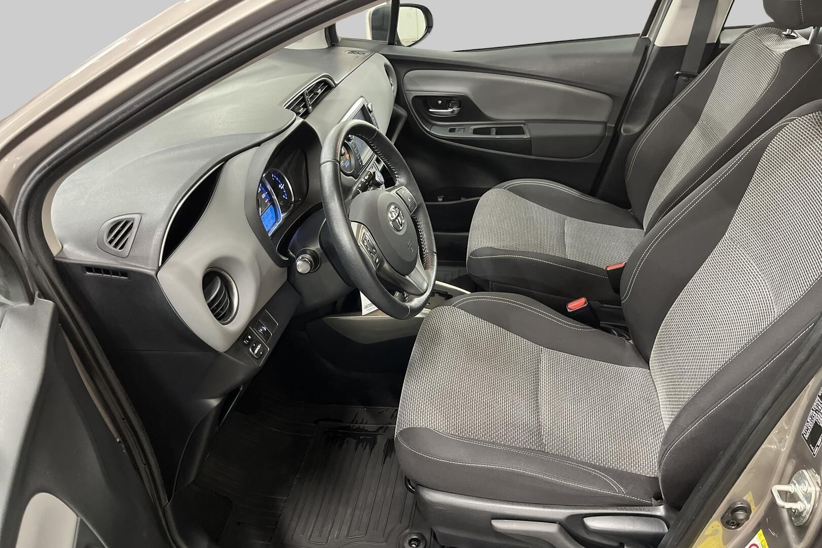 Toyota Yaris iso kuva 9